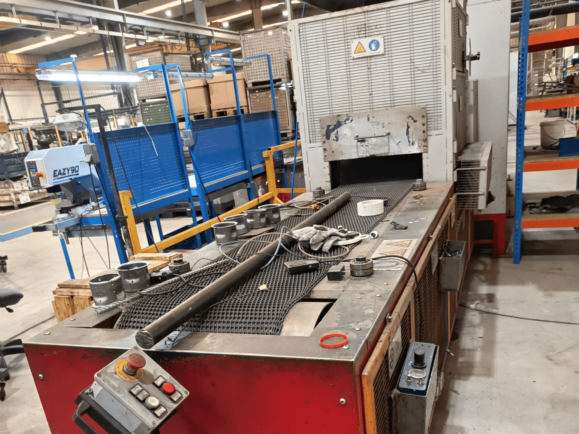 SCAME-lödlinje 50-20-350-GI-DR, sidovy som visar reglage, metallstänger och arbetsplatsens utformning i en industriell miljö.