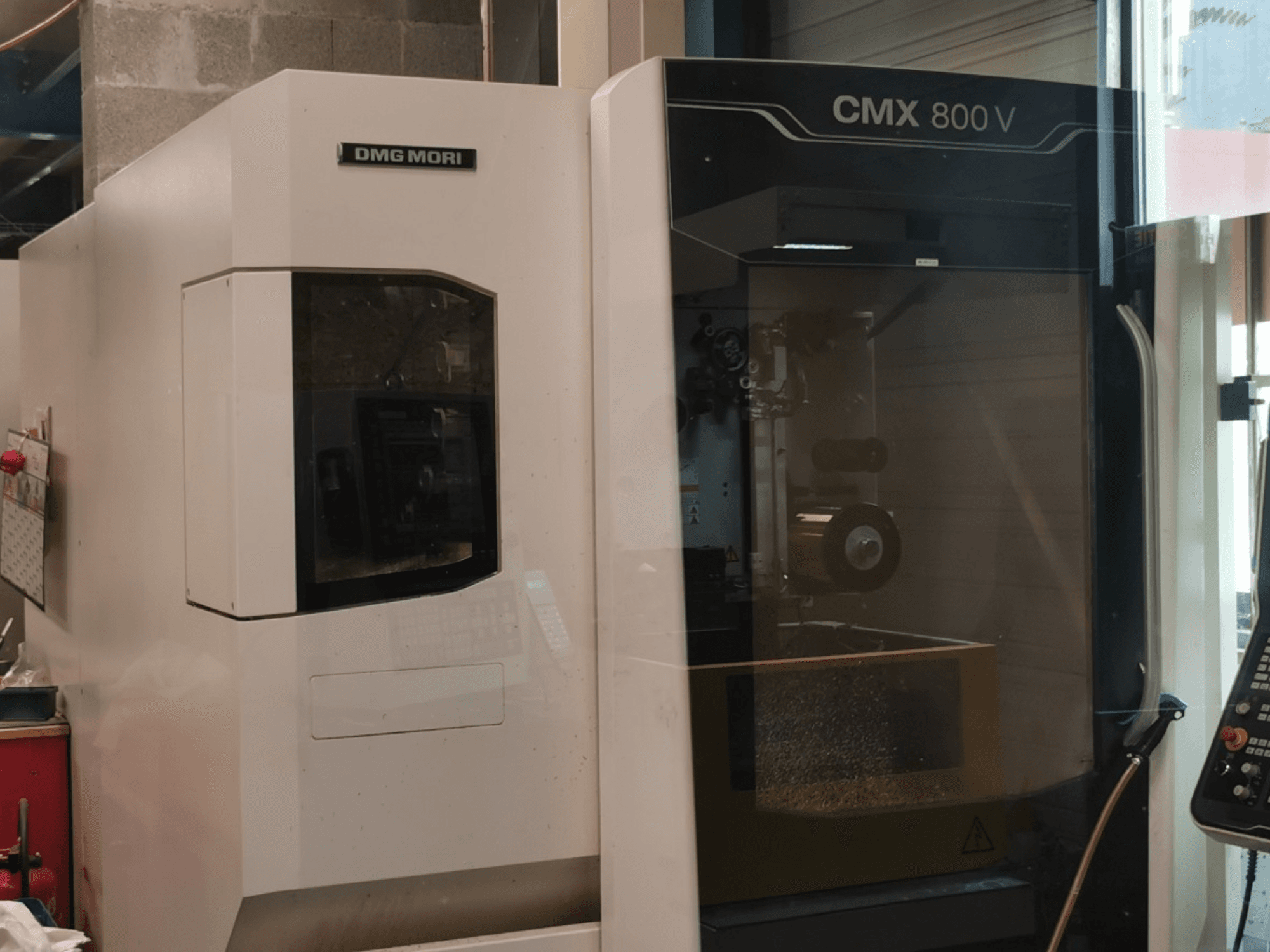 DMG Mori Seiki CMX 800 V vertikalt bearbetningscenter, framifrån sett med kontrollpanelen och arbetsområdet där verktygen syns.