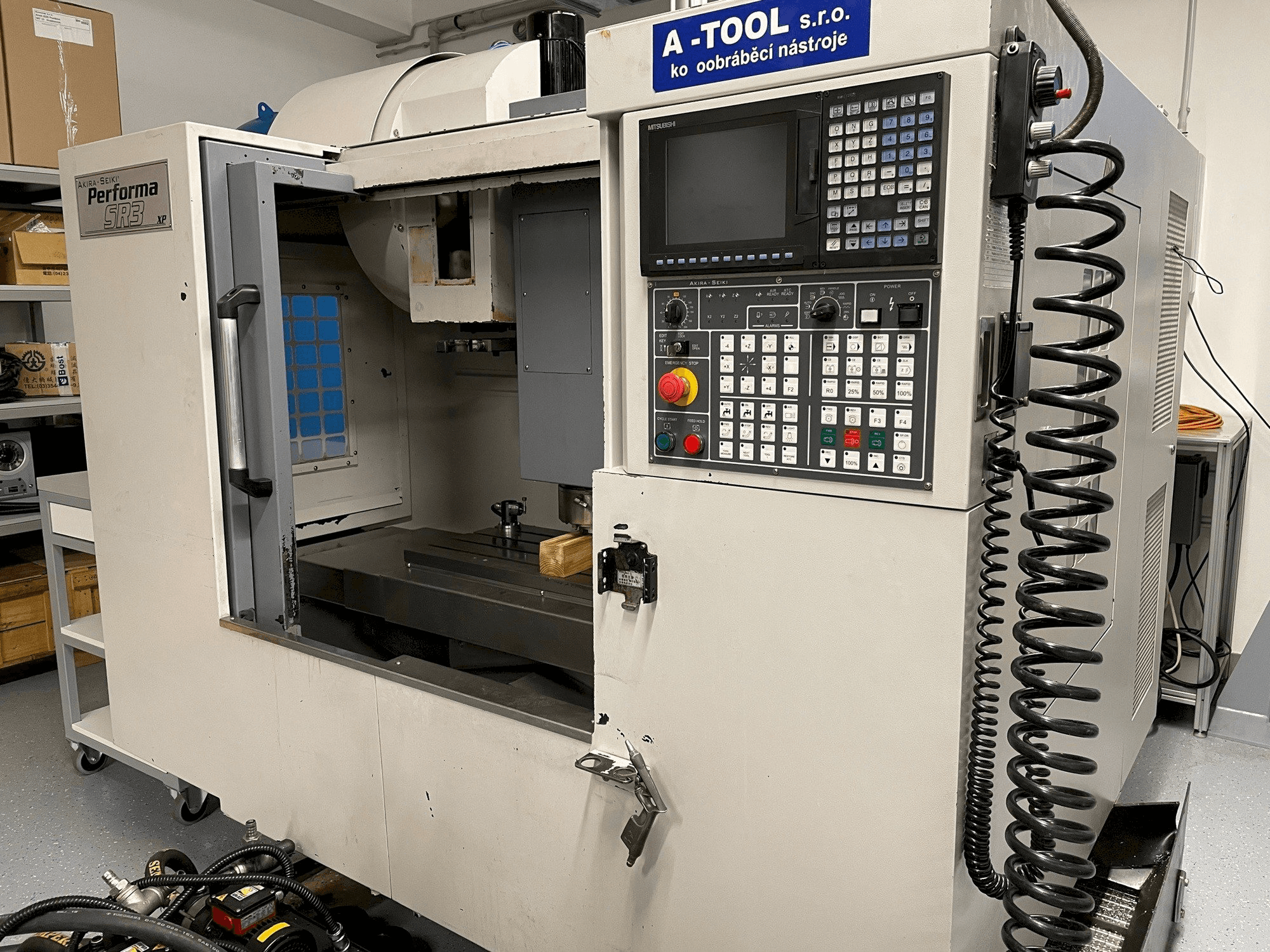 Akira Seiki SR3XP-maskinen framifrån