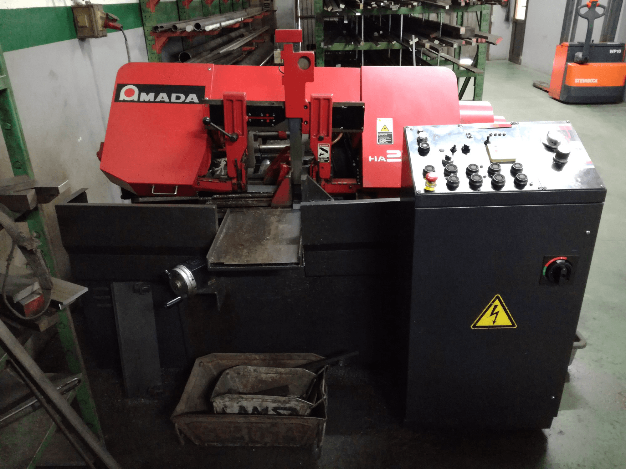 AMADA-maskinen framifrånHA-250W