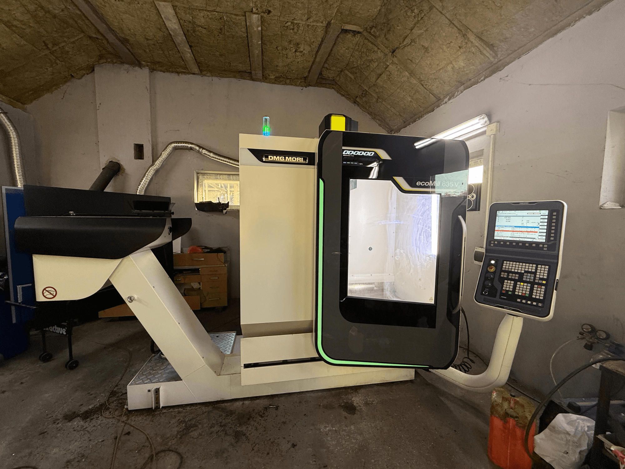 DMG 635 V Ecoline vertikal fleroperationsmaskin, framifrån med kontrollpanel, visar bearbetningsområdet och modern design.