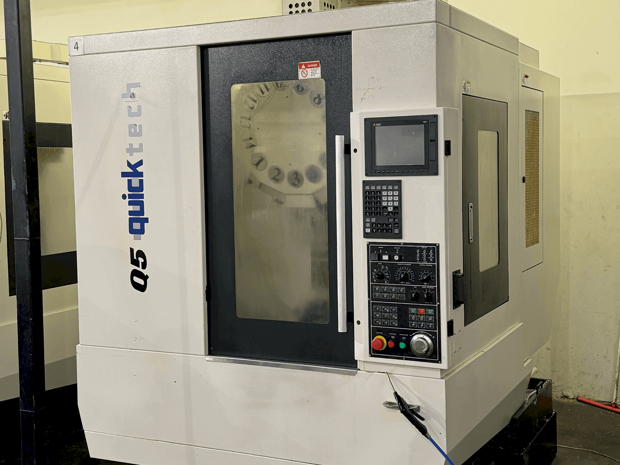 Quick-Tech Q5-maskinen framifrån