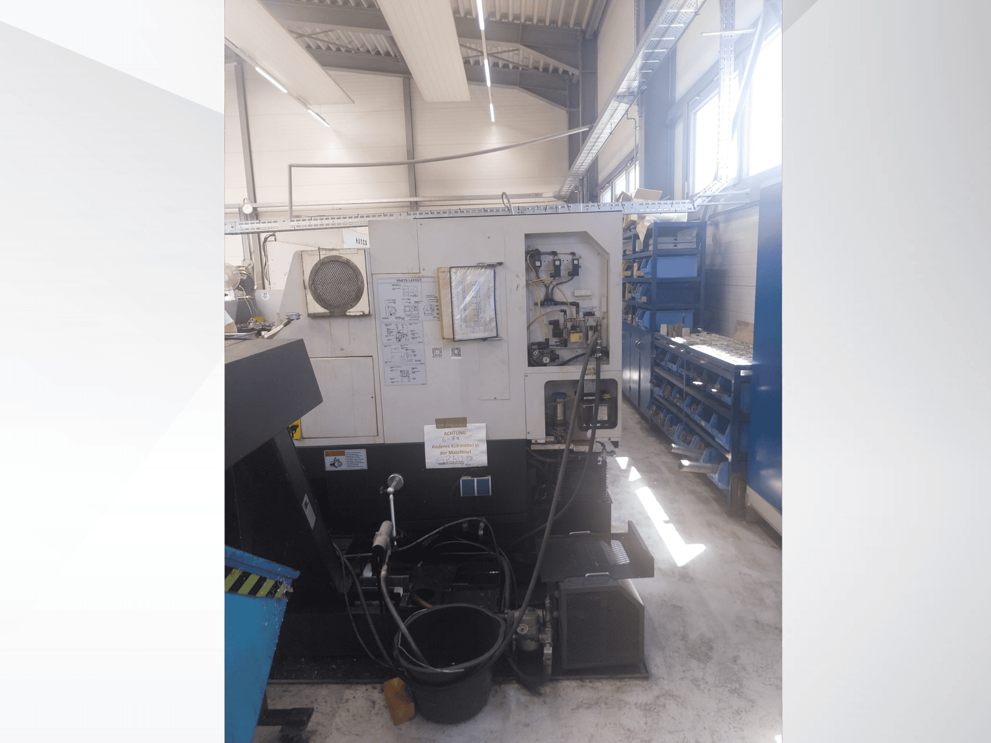 Mazak QUICK TURN NEXUS 200 MS, sidovy som visar kontrollpanelen, slangarna och verktygsområdet i en verkstadsmiljö.