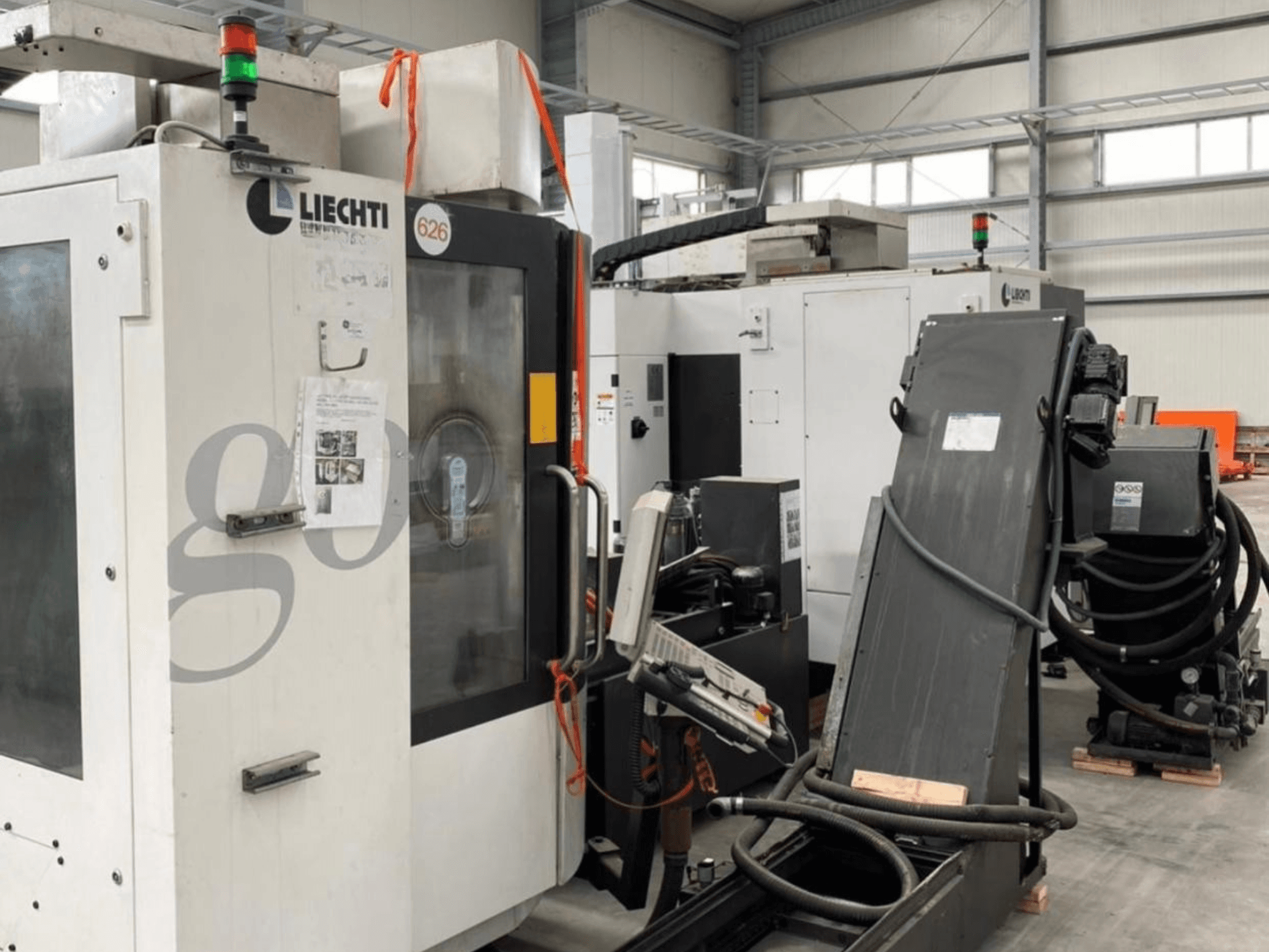 Liechti go-Mill 350 vertikalt bearbetningscenter, framifrån, med kontrollpanel och vinklad detaljhållare.