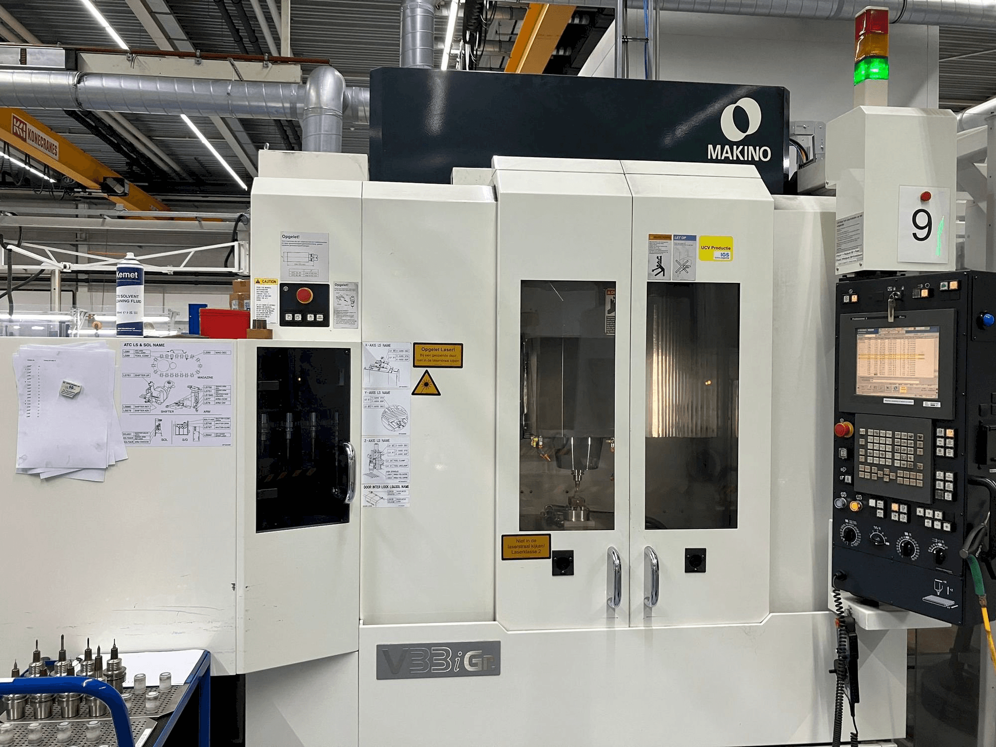 Makino V33i Graphite-maskinen framifrån