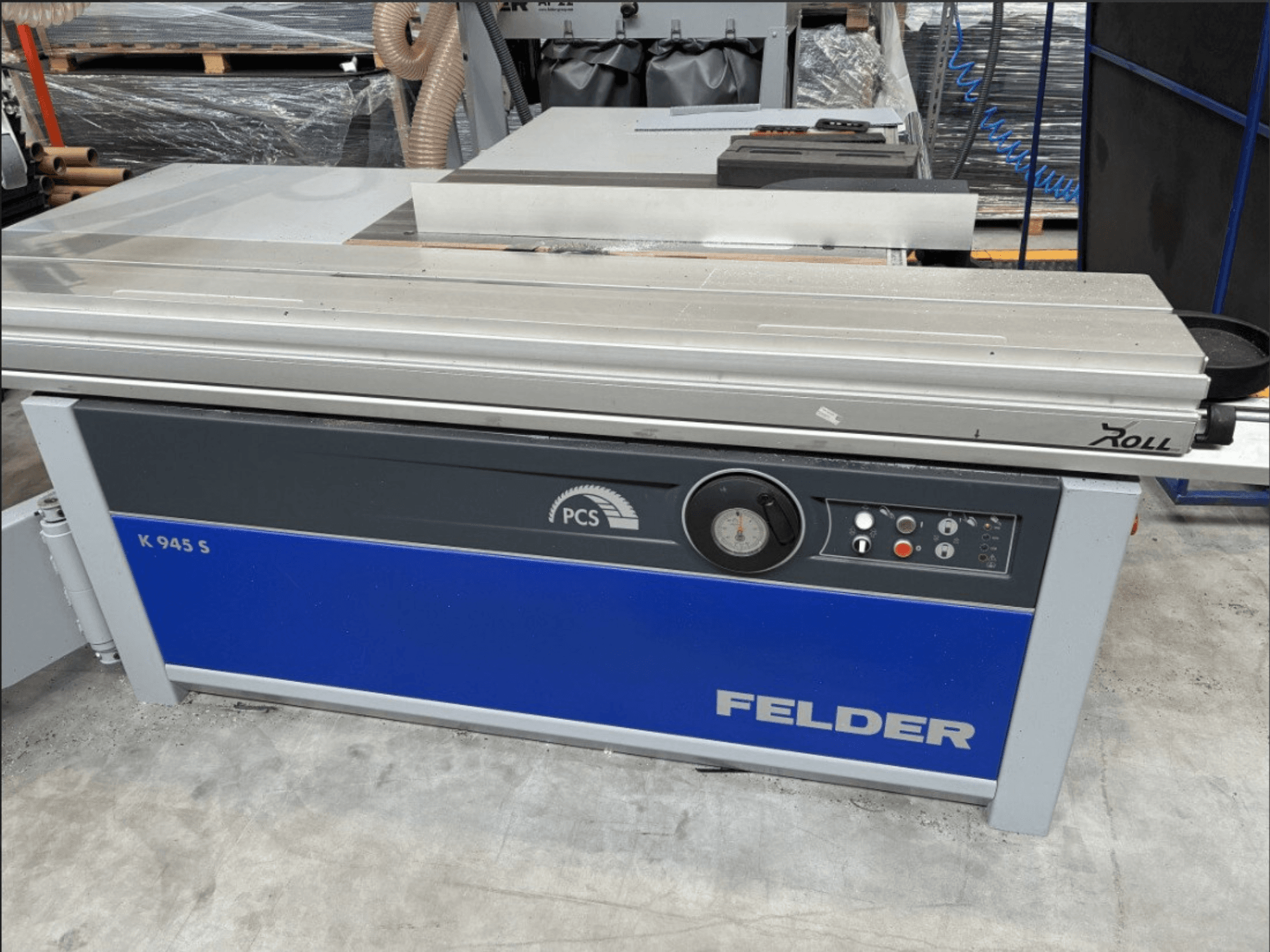 FELDER K 945 S panelsåg, framifrån med kontrollpanel, bord och säkerhetsanordningar, uppställd på verkstadsgolvet.