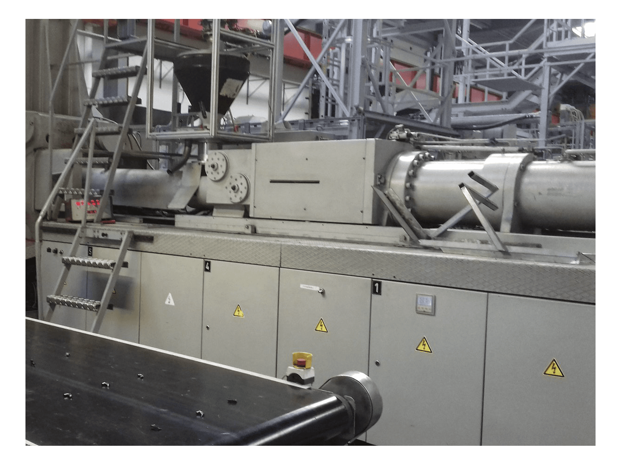 Krauss Maffei-maskinen sedd från höger sida650-4350 BM