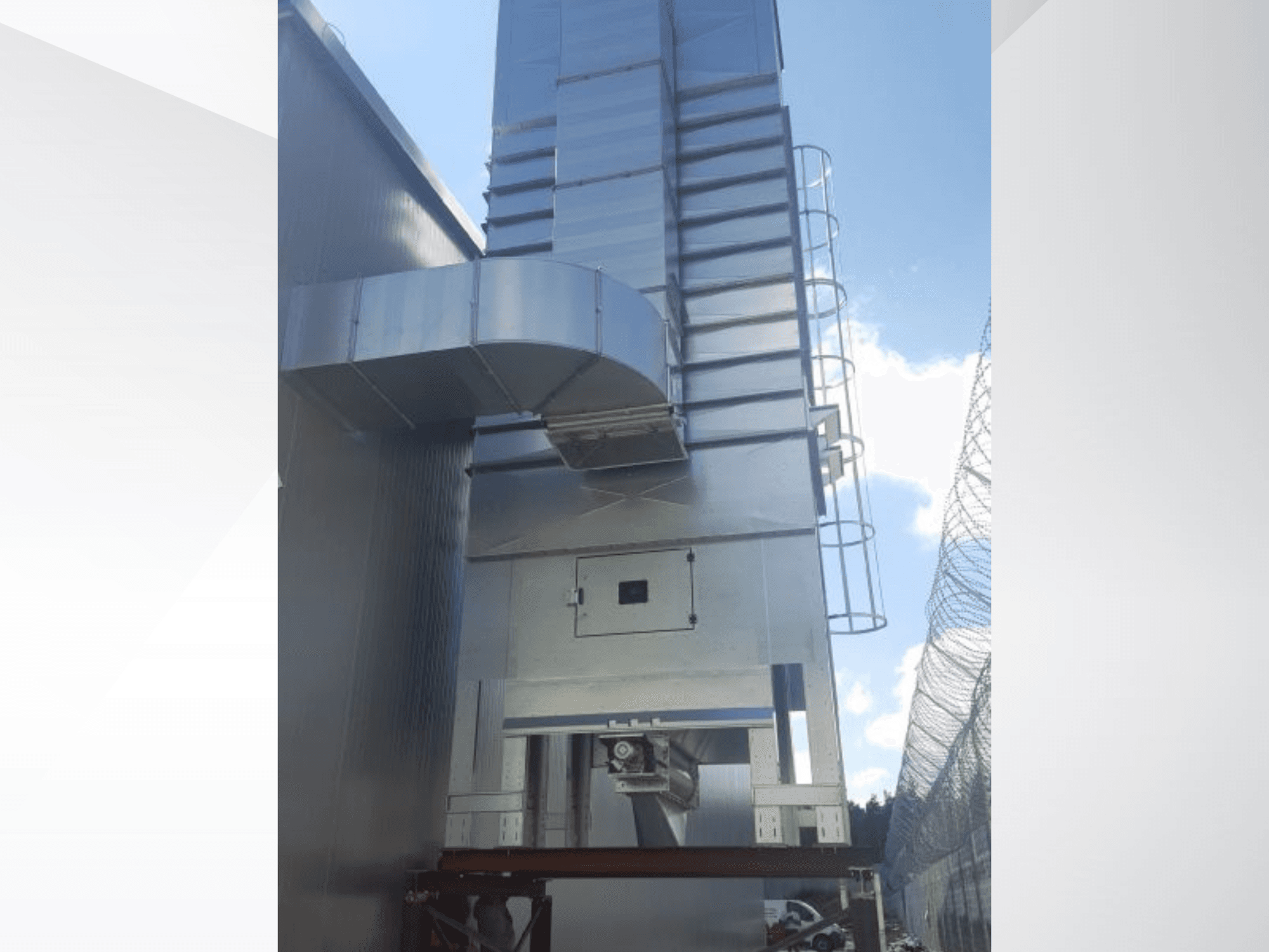 NAWARA RUBIN 2030 trämaskin, sidovy som visar metallstruktur och kanaler mot en blå himmel.