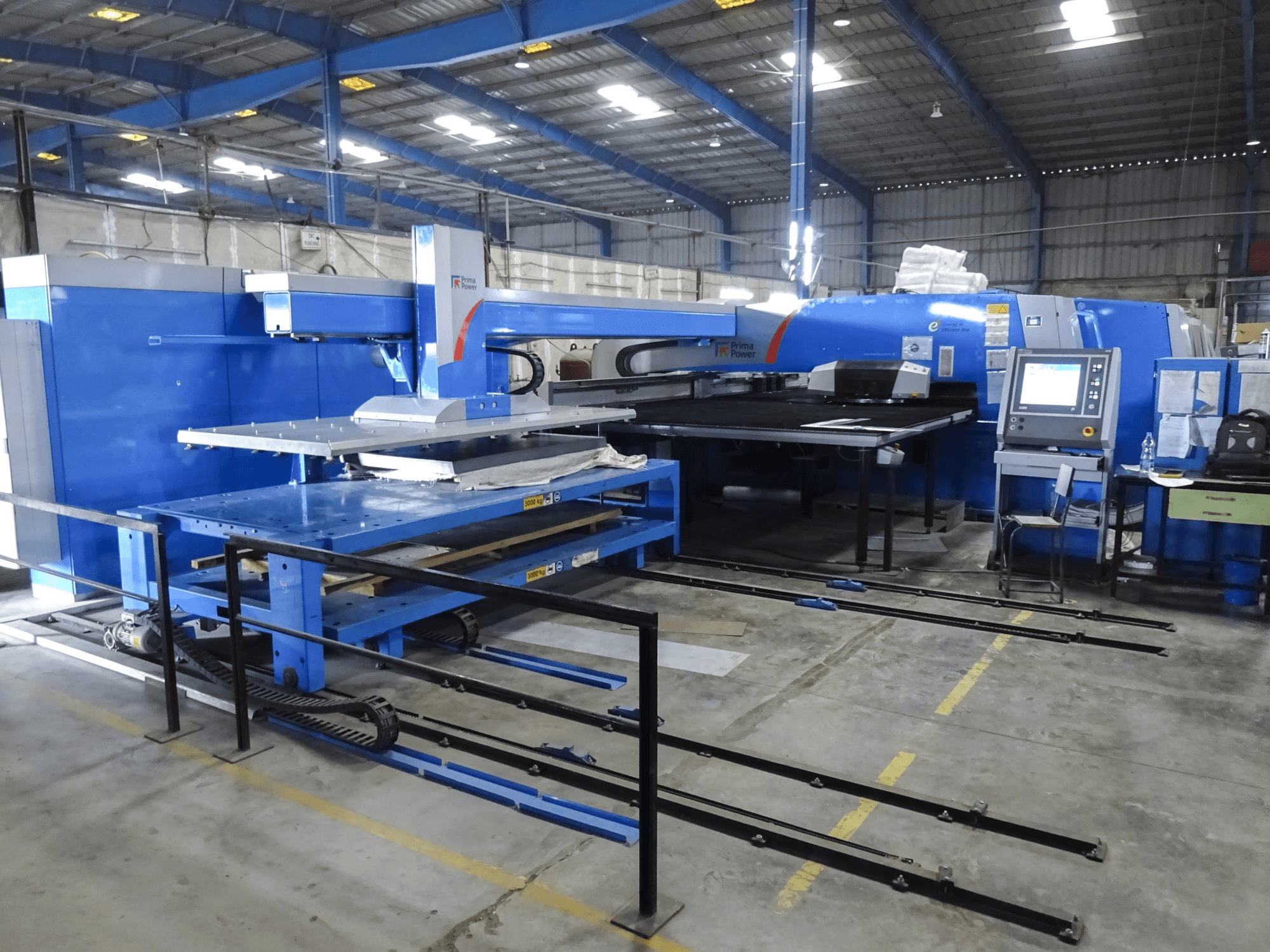 Prima Power-maskinen sedd från högerShear Genius e6