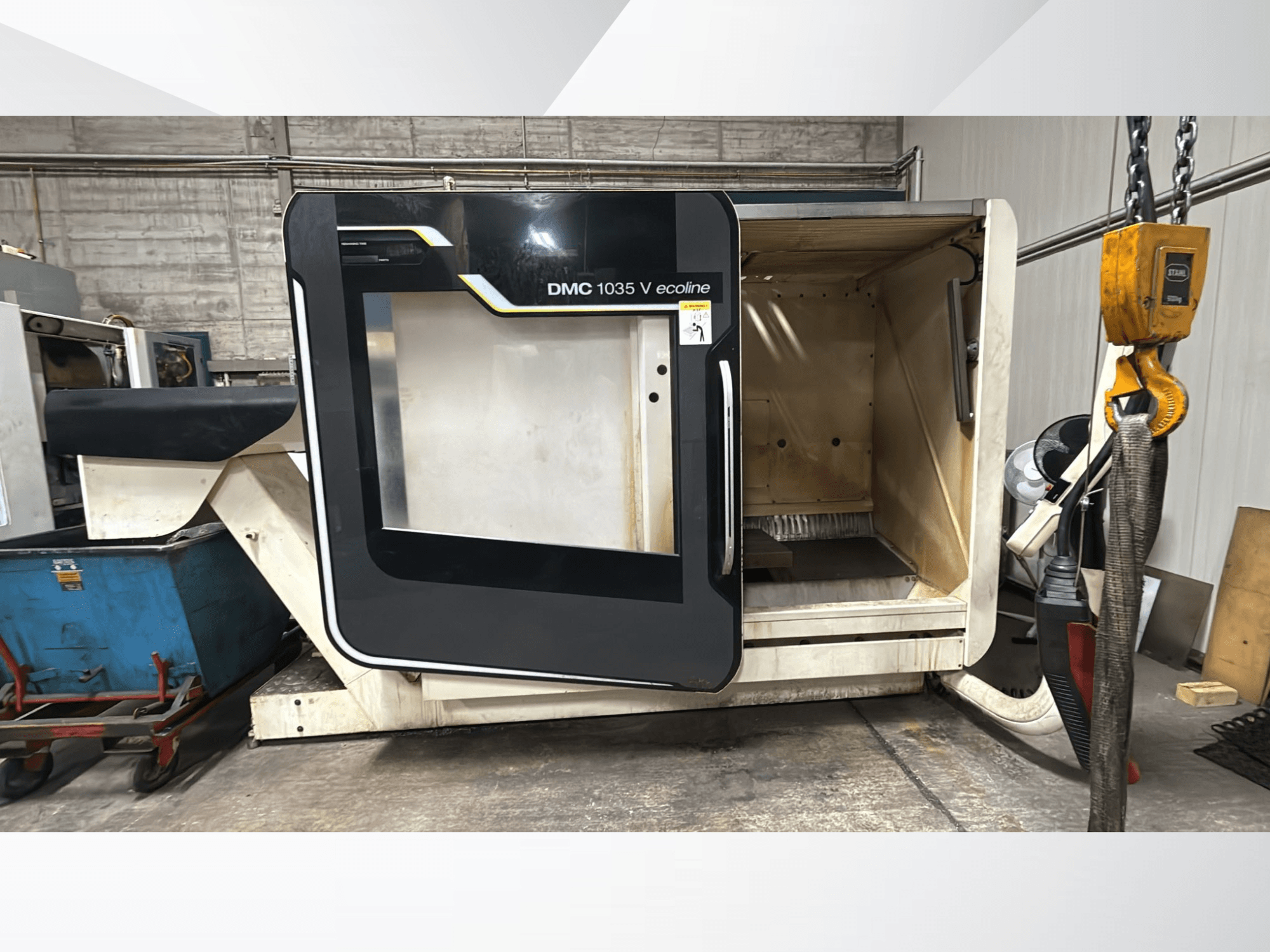 DMC 1035 V ecoline CNC-maskin, framifrån, med öppen dörr som avslöjar en tom interiör och kontrollpanel.