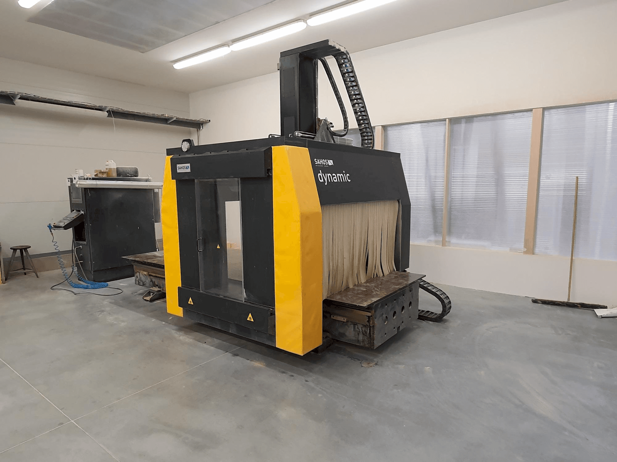 Sahos Dynamic FC 3000 CNC 5X-maskinen framifrån