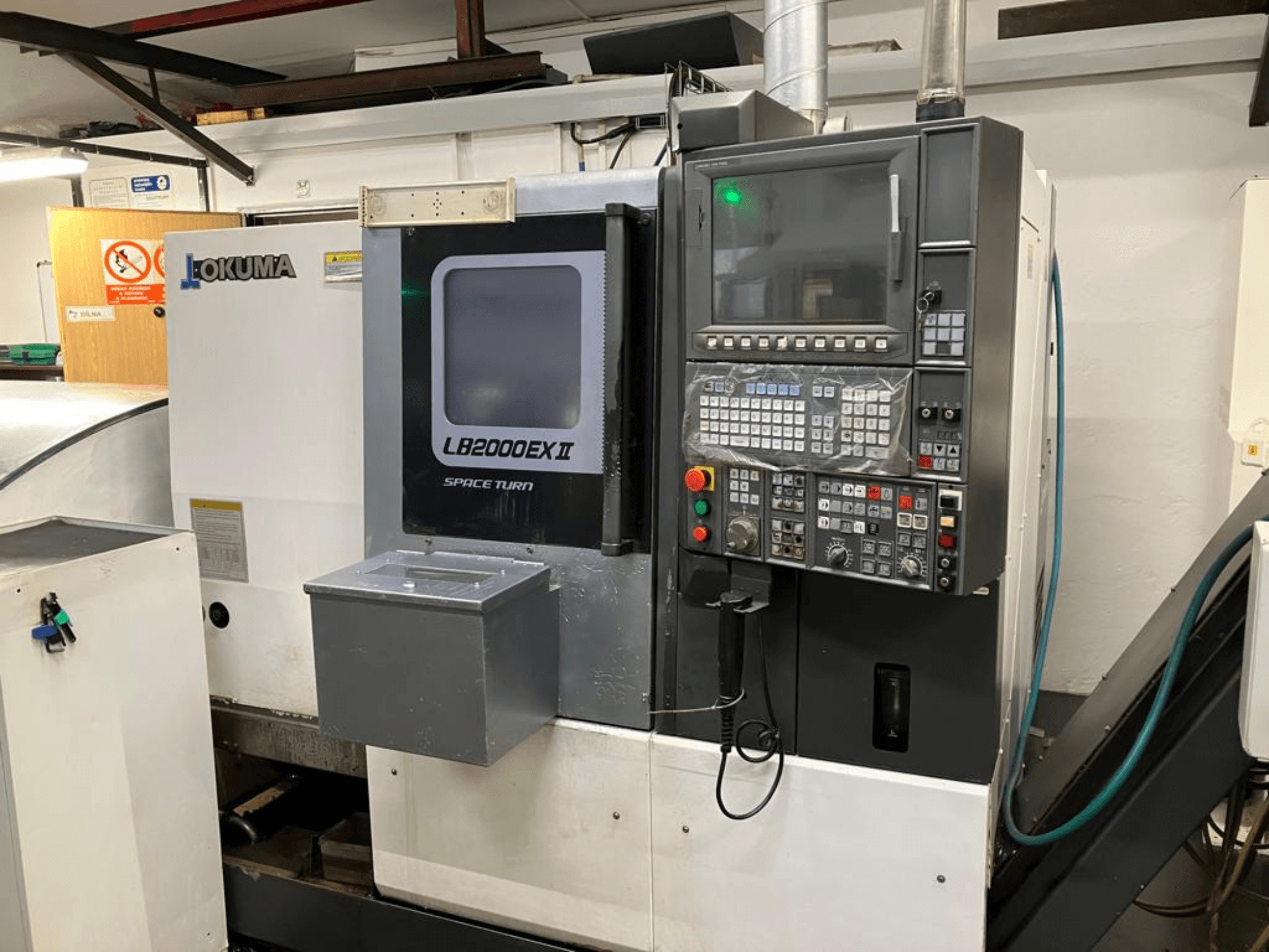 Okuma LB2000EXII MC horisontell svarv, frontvy som visar kontrollpanelen och driftsfunktionerna.