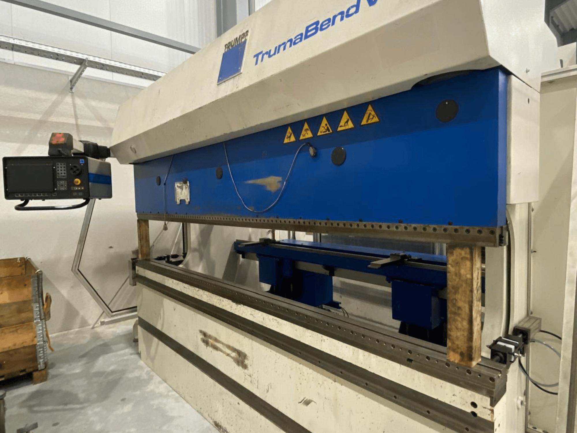 TRUMPF Trumabend V130 kantpress, framifrån, med kontrollpanel, blå detaljer och synliga säkerhetsvarningsetiketter.