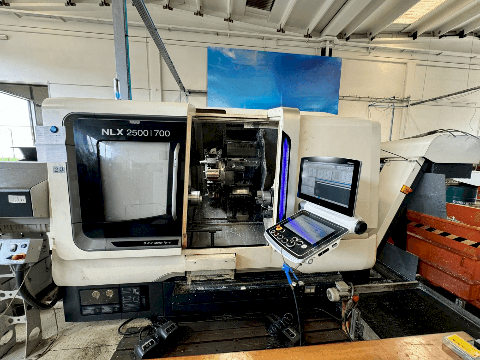 DMG MORI NLX2500SY/700-maskinen framifrån
