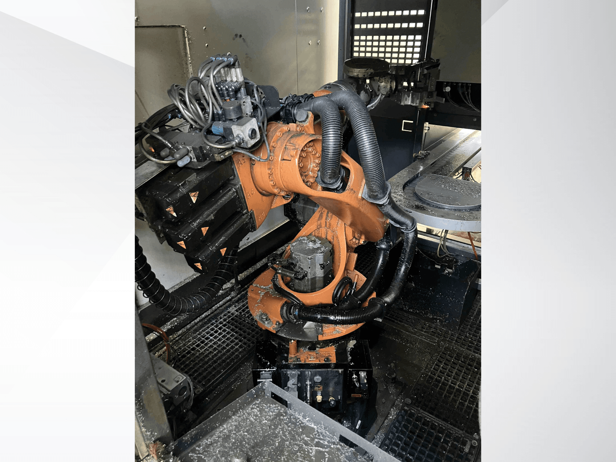 KUKA KR 16 robotarm sedd från ovan, visar mekaniska komponenter och kablage i en verkstadsmiljö.