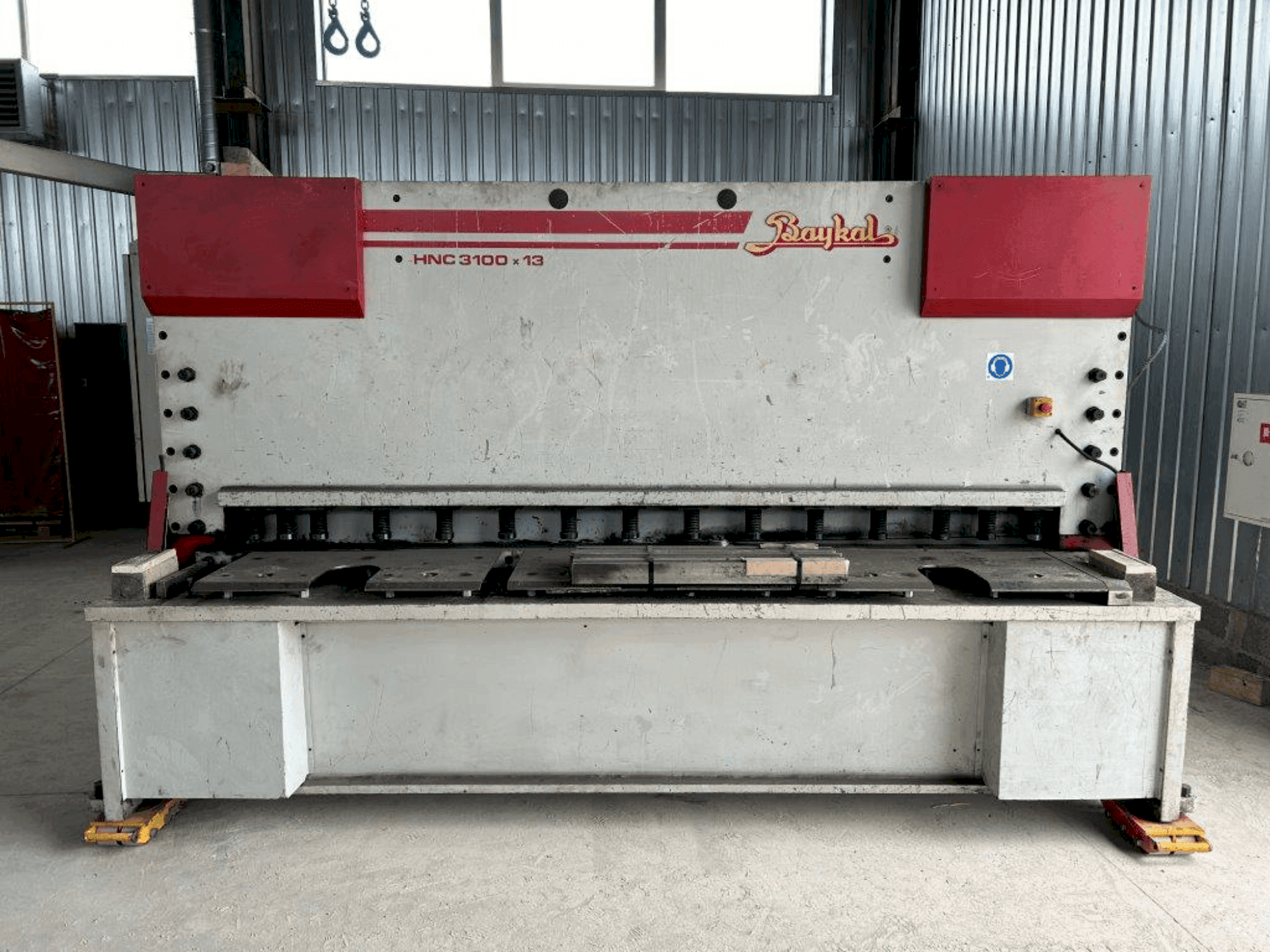 Baykal HNC 3100x13-maskinen framifrån