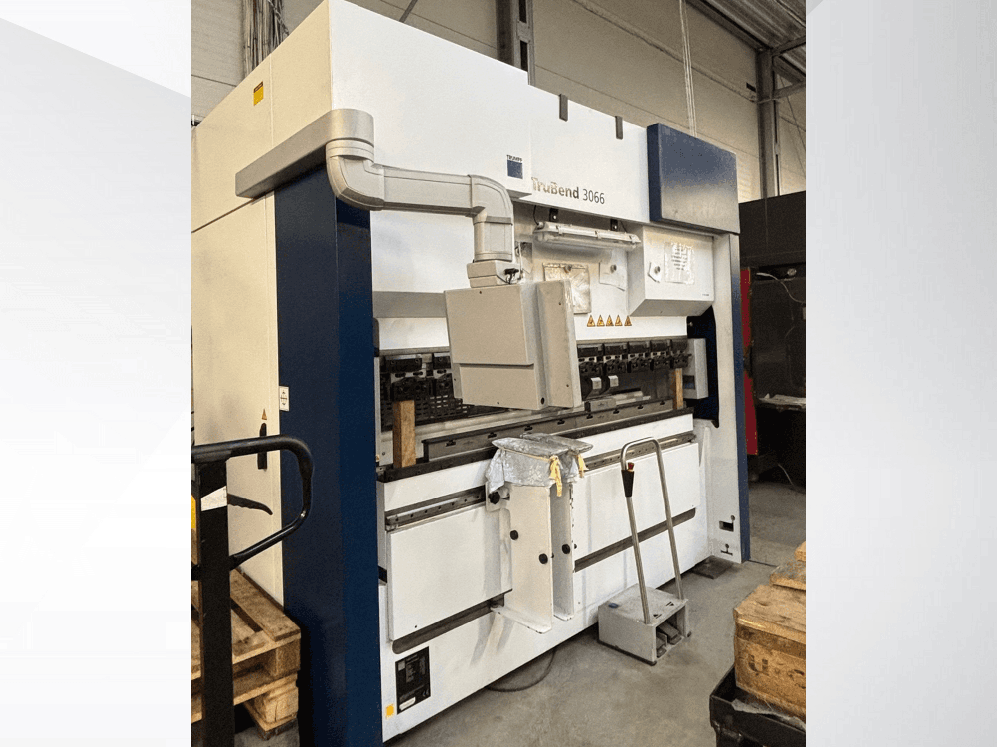 Trubend 3066 bockningsmaskin, framifrån, visar reglage, metallram och säkerhetsfunktioner i en verkstadsmiljö.