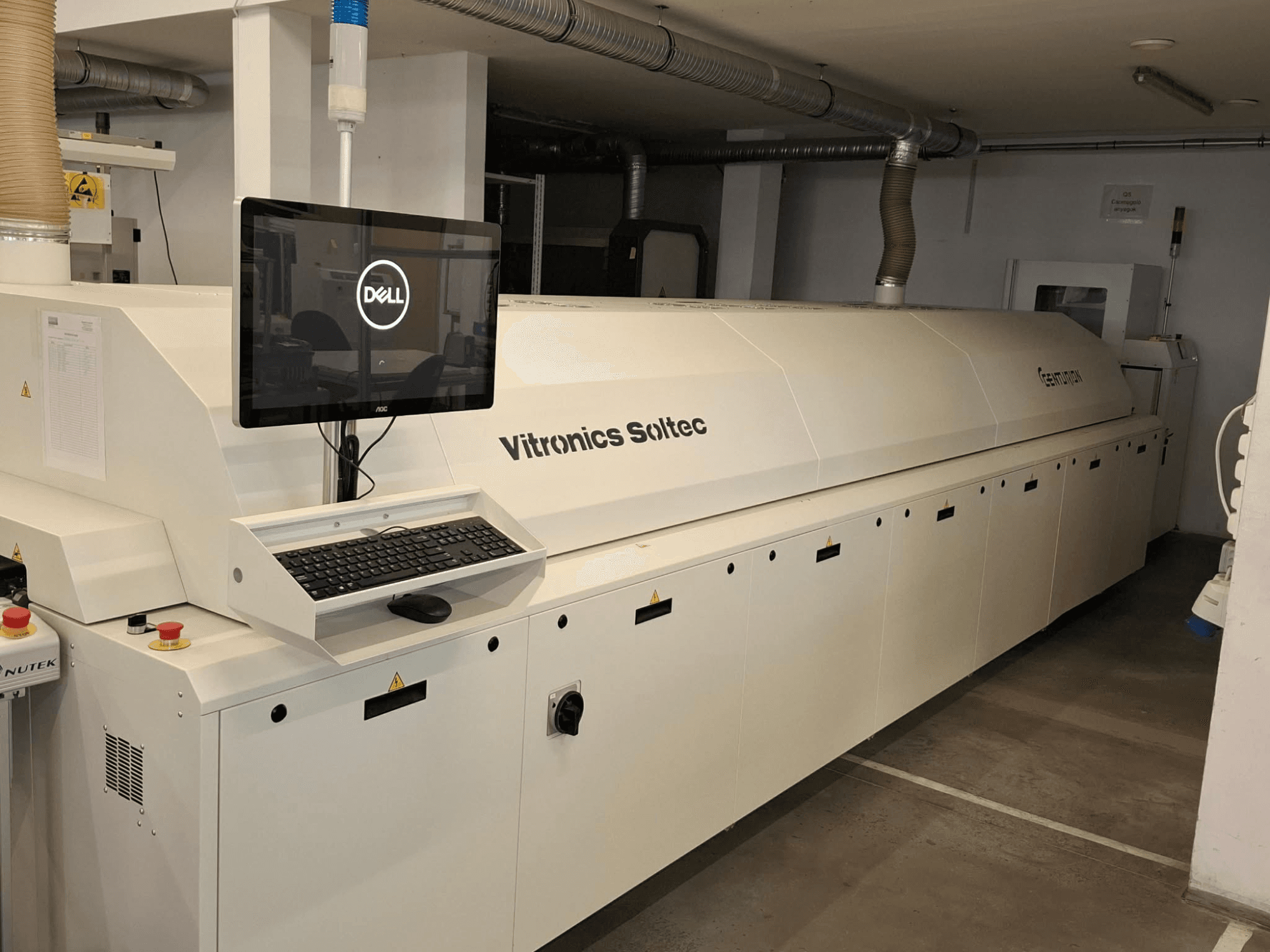 Frontvy av automationsutrustningen CENTURION CT930 med en Dell-monitor med tangentbord och manöverknappar.