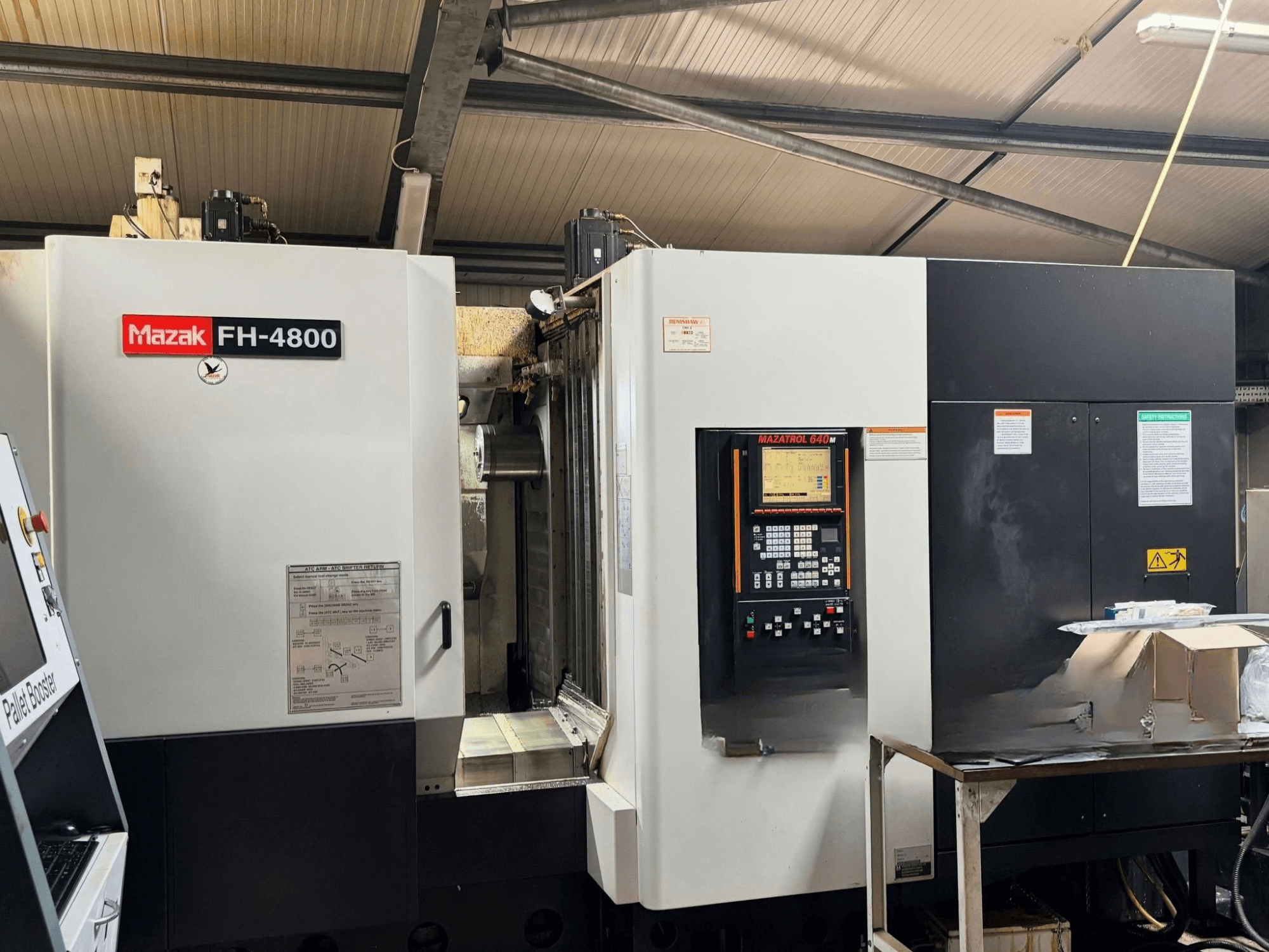 Mazak FH-4800 horisontellt bearbetningscenter, framifrån sett med kontrollpanelen och detaljer på maskinen.