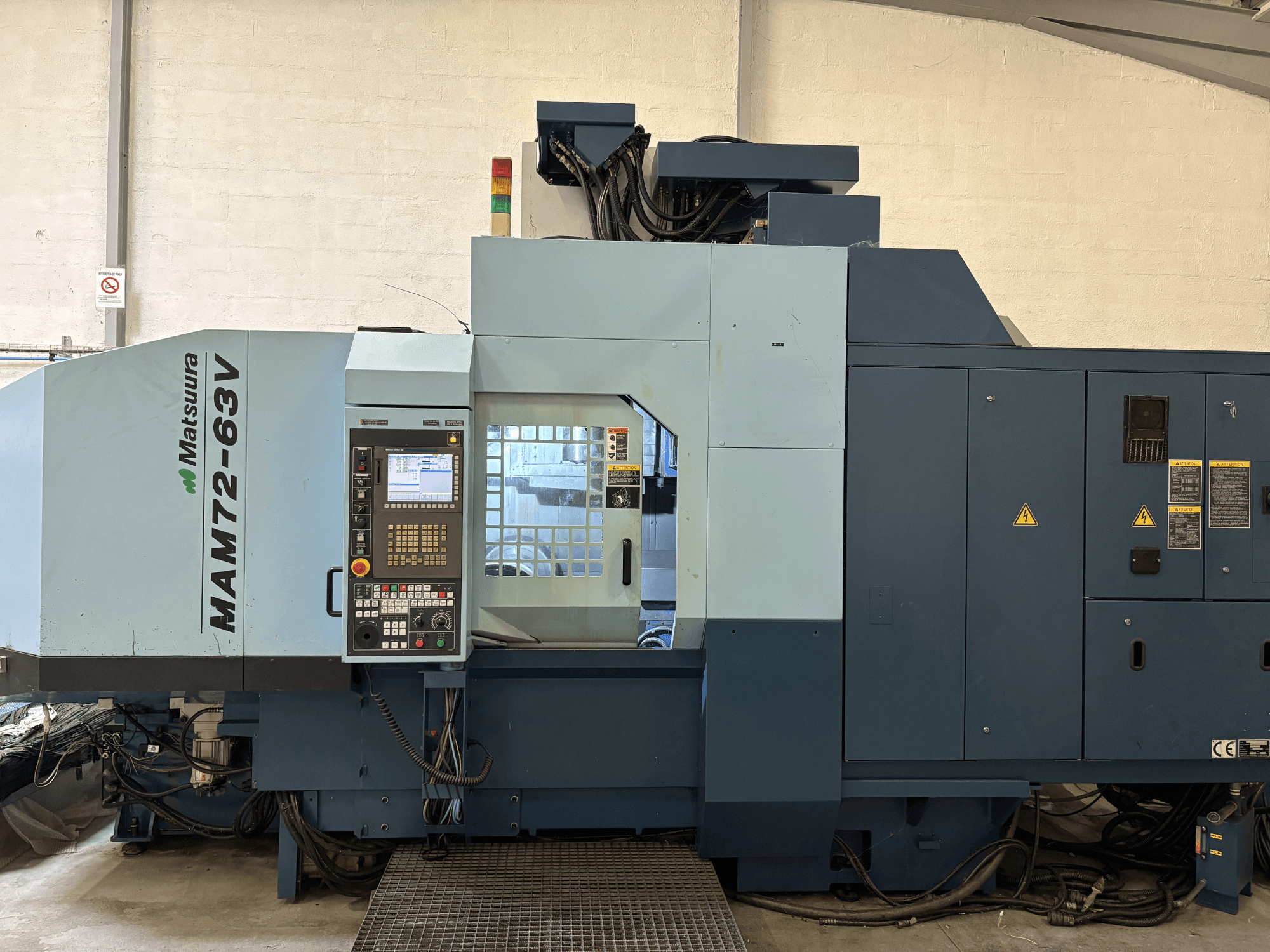 Matsuura MAM 72-63 V vertikal bearbetningscenter, framifrån med kontrollpanel och säkerhetsfunktioner.