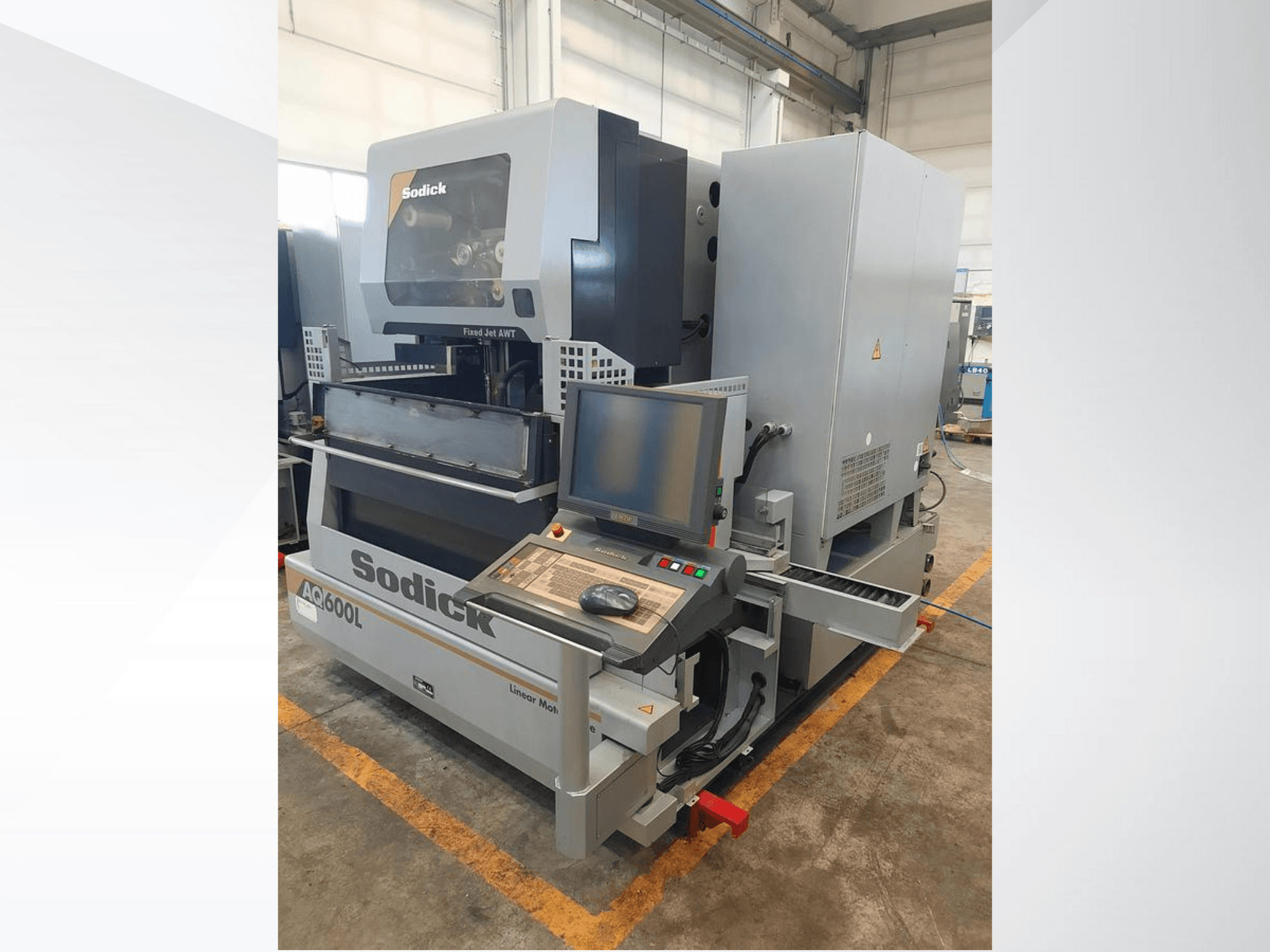 Sodick AC600L linjärmaskin i sidovy, med kontrollpanel, fast jetstråle och industriell design.