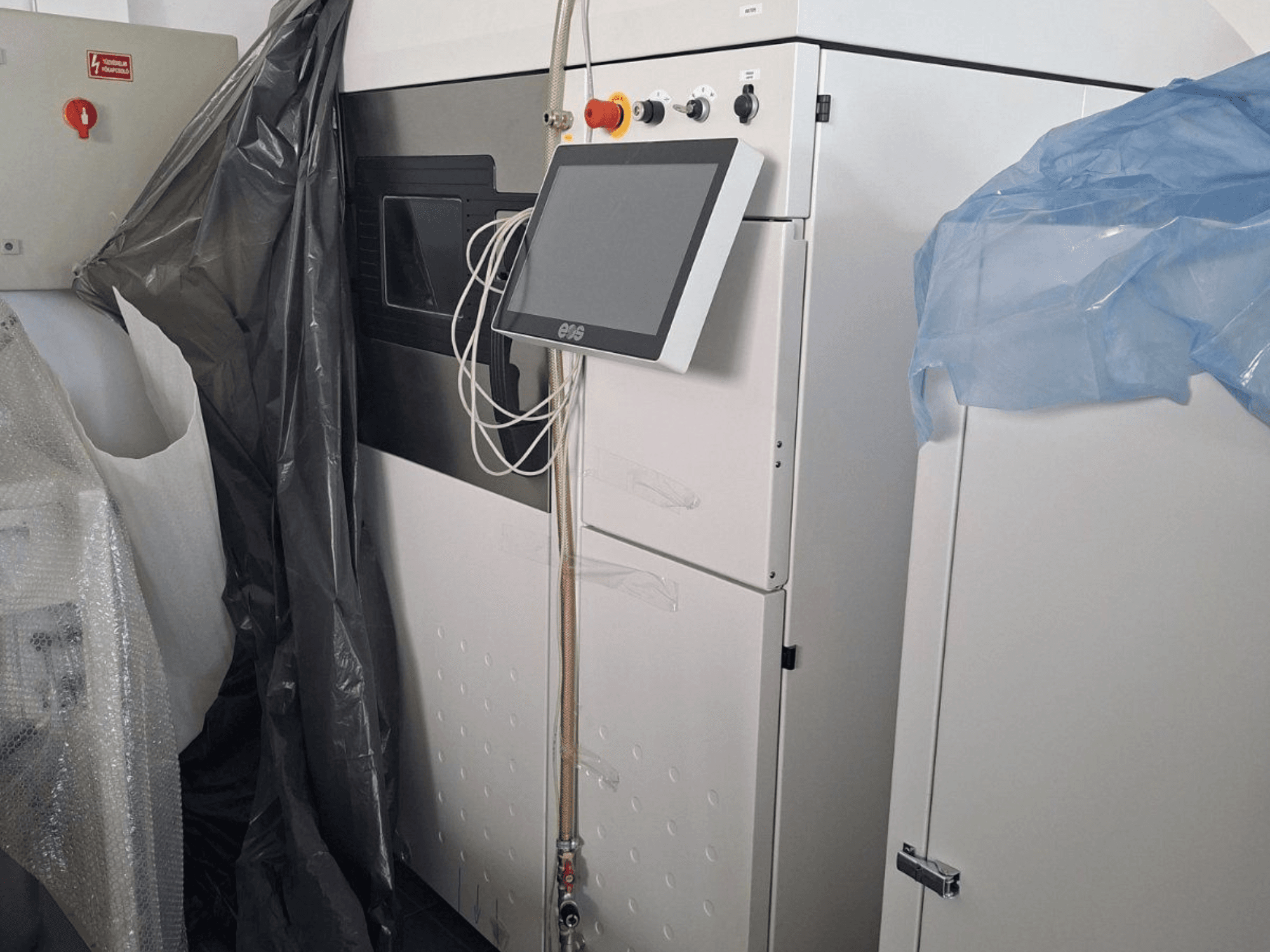 EOS M 290 3D-skrivare för metall, framifrån, med pekskärm, kontrollpanel och skyddshöljen.