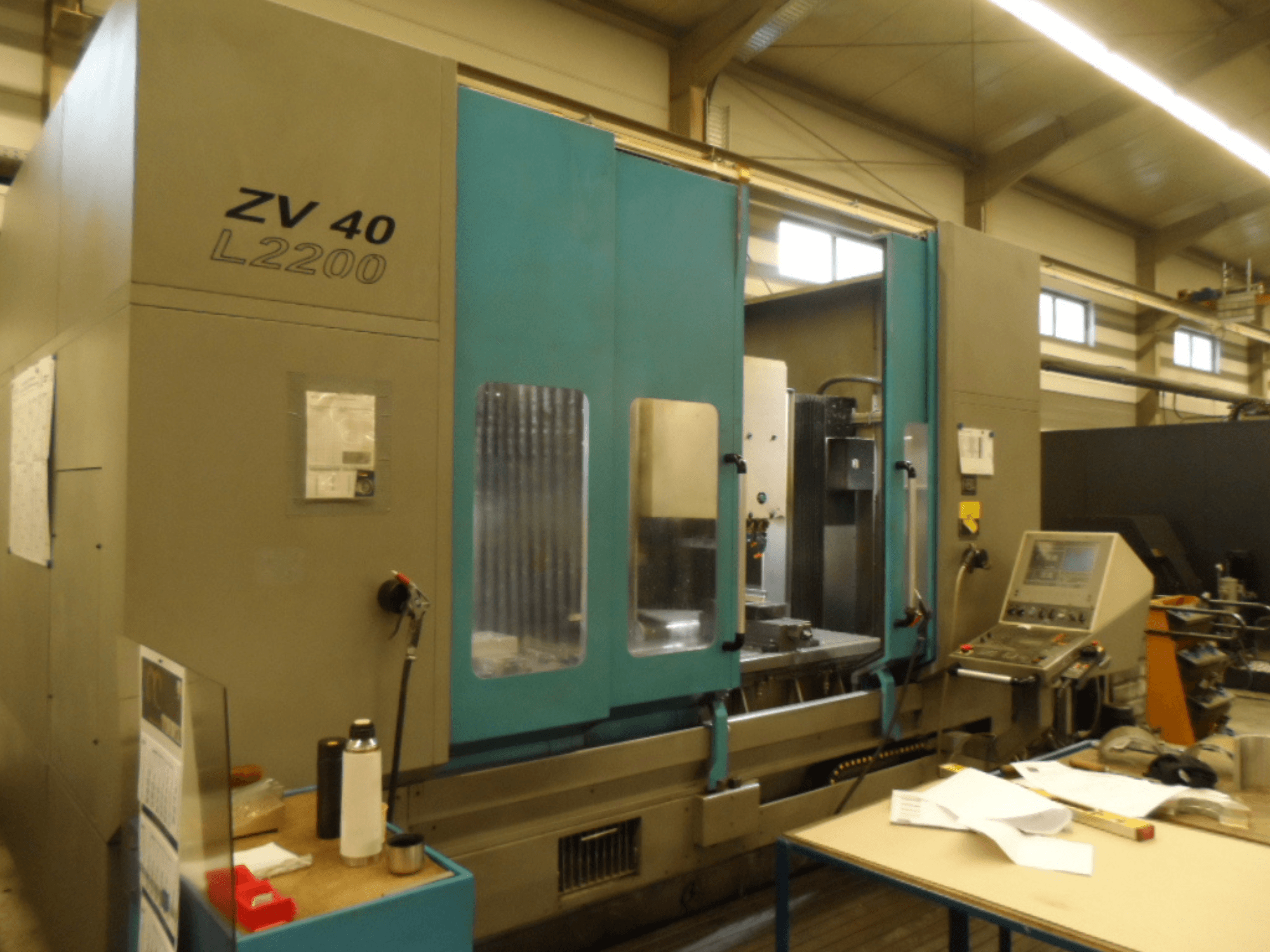 IBARMIA ZV 40 L2200 vertikal bearbetningscenter, framifrån med kontrollpanel och öppen åtkomst, synlig verktygshållare inuti.