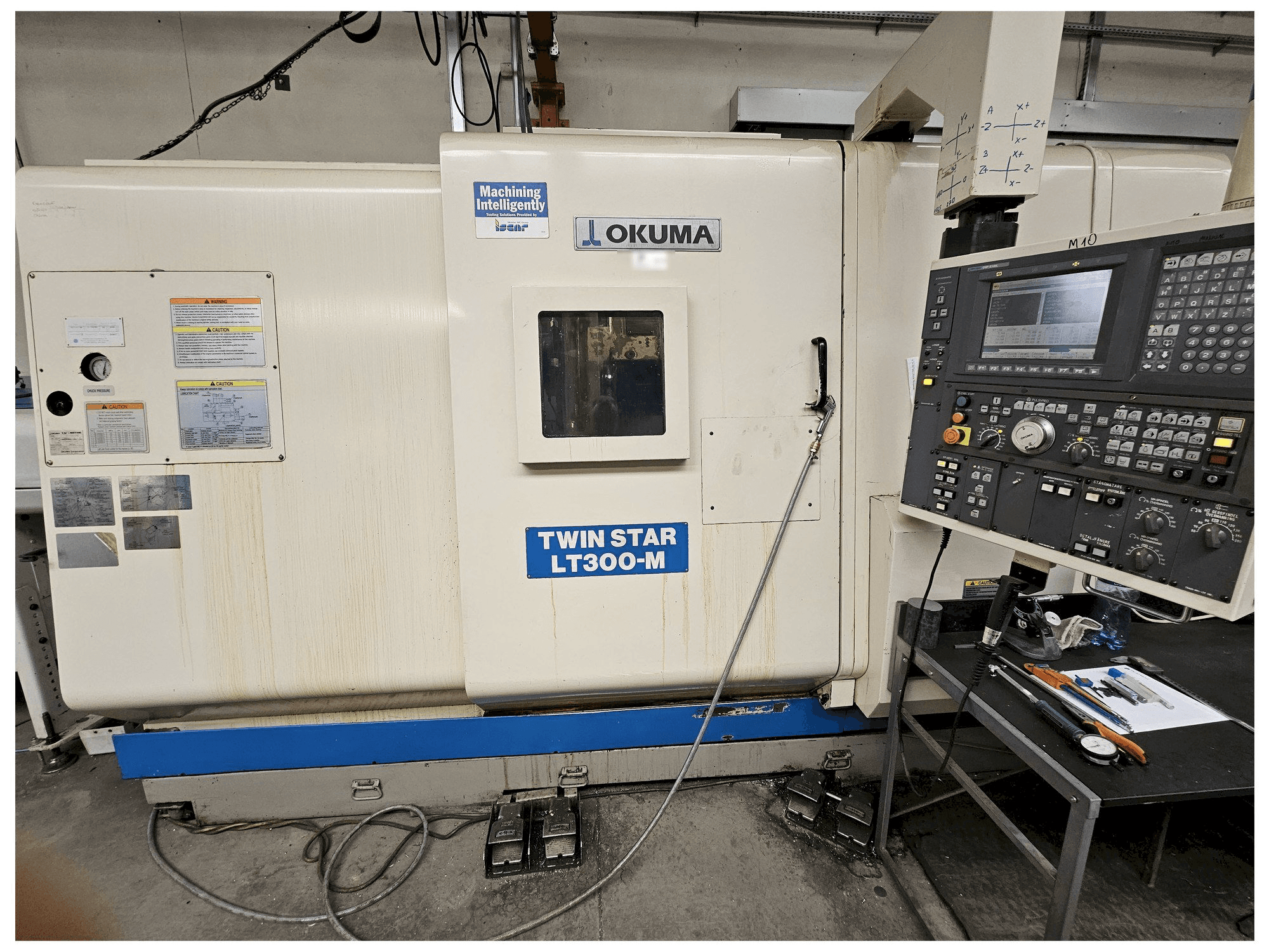 Okuma LT300-M-maskinen framifrån
