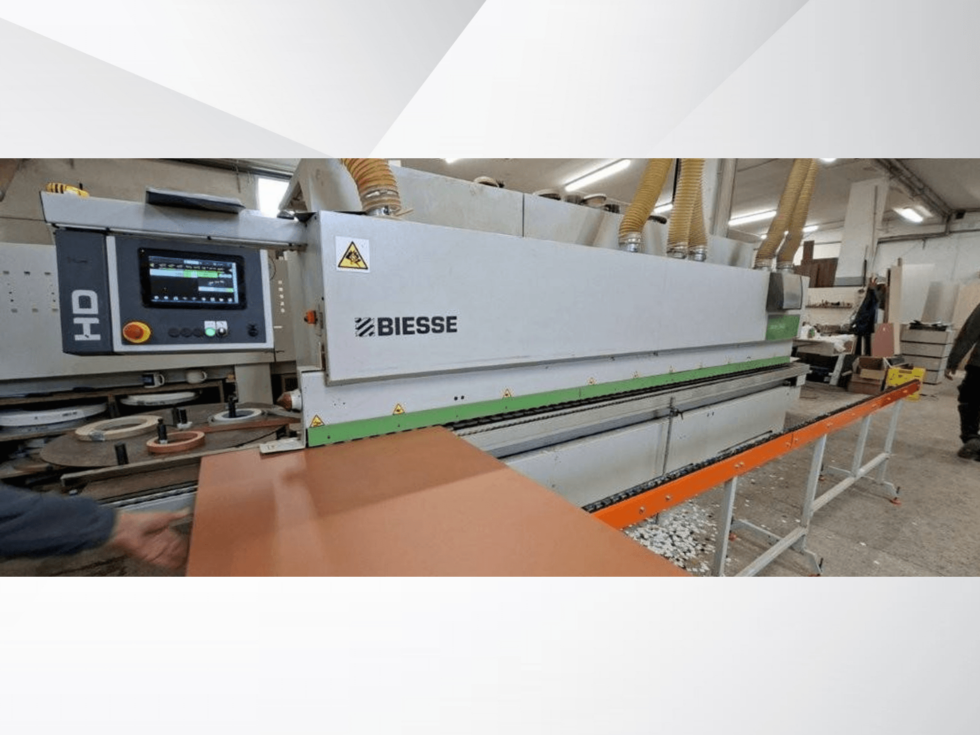 BIESSE JADE 340 kantlistmaskin i en verkstad, framifrån sett med digital kontrollpanel och orange matningsbord.