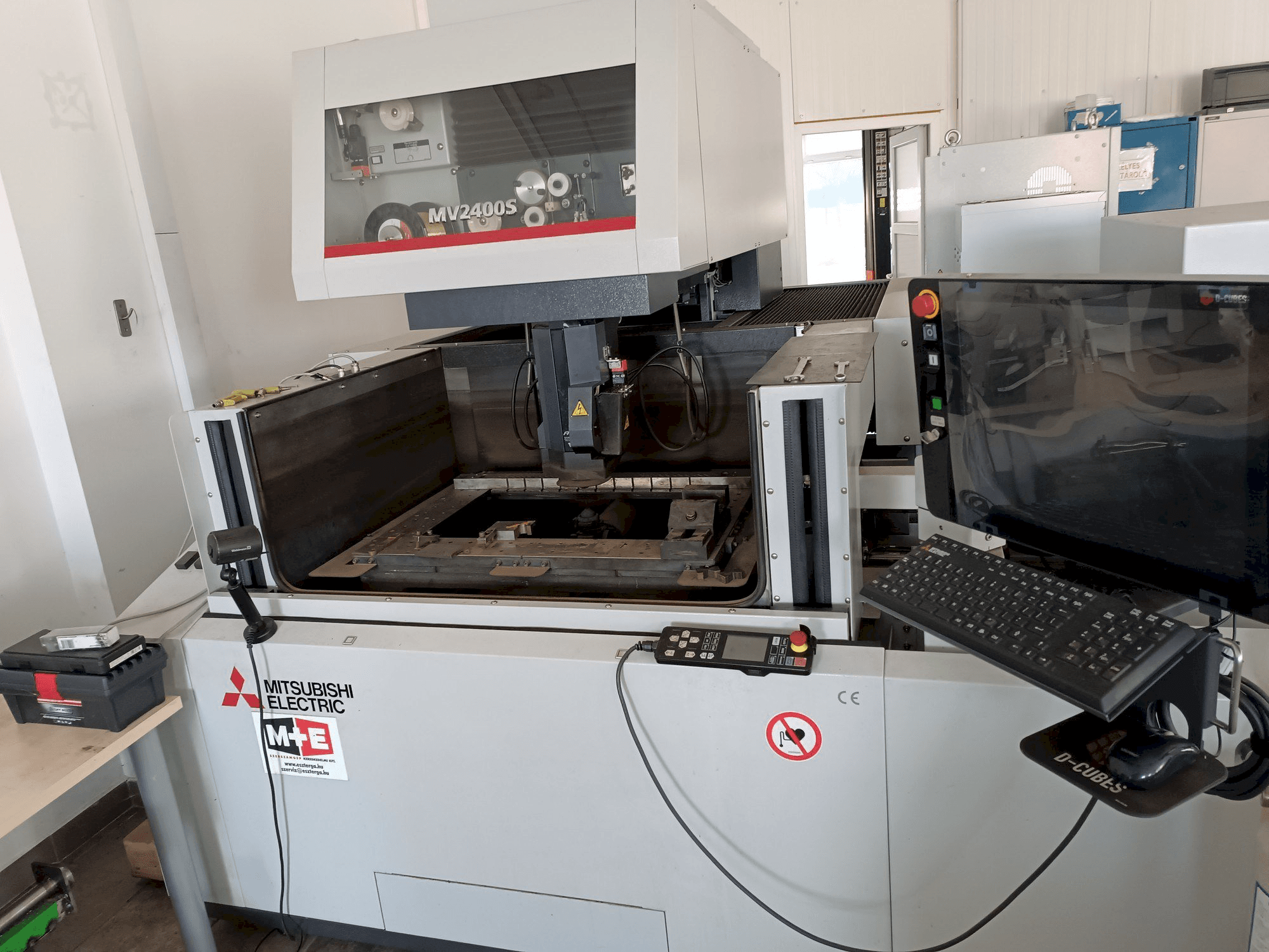Mitsubishi MV2400S-maskinen framifrån