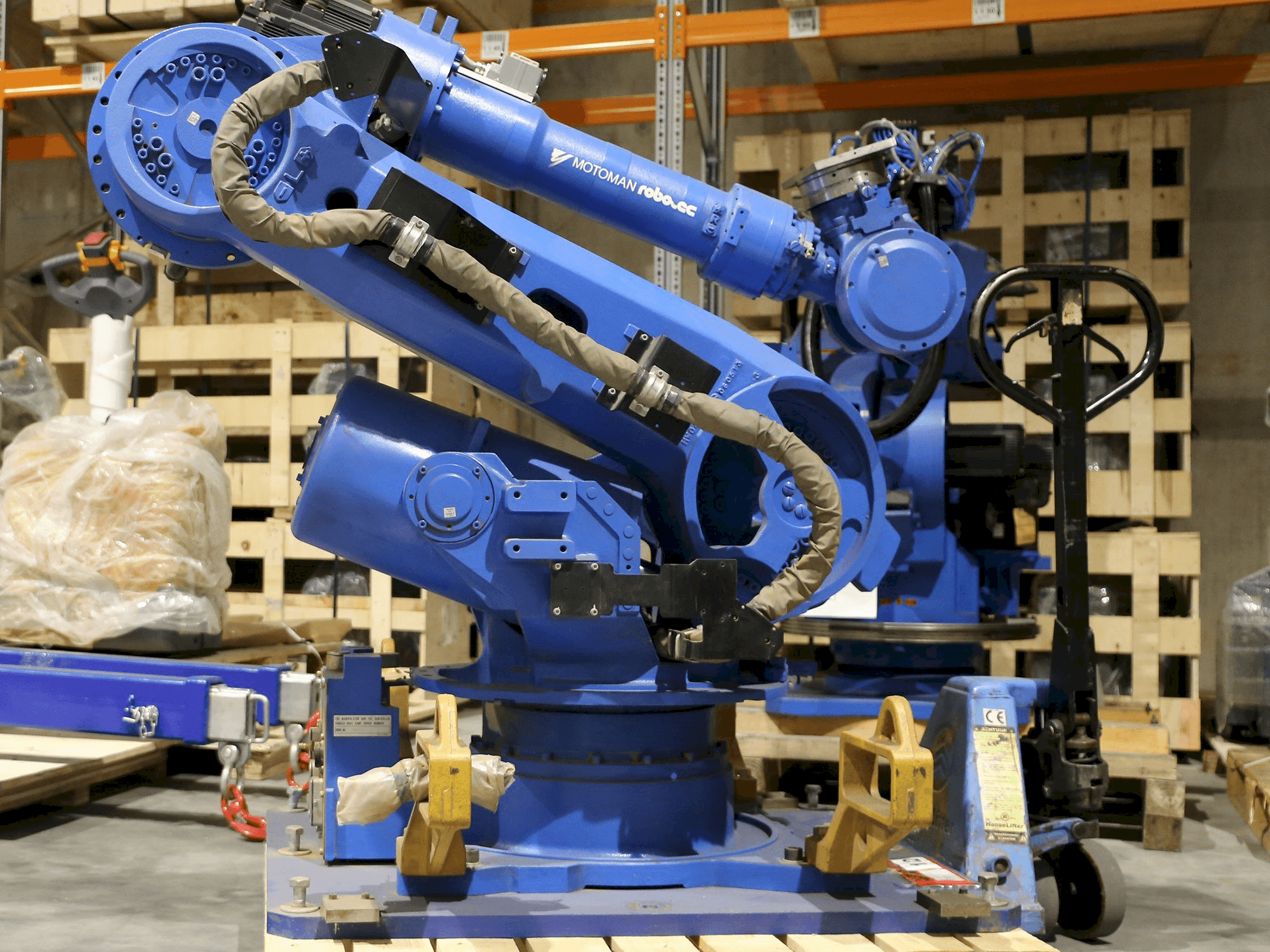 Yaskawa Motoman ES165-maskinen sedd från vänster sida