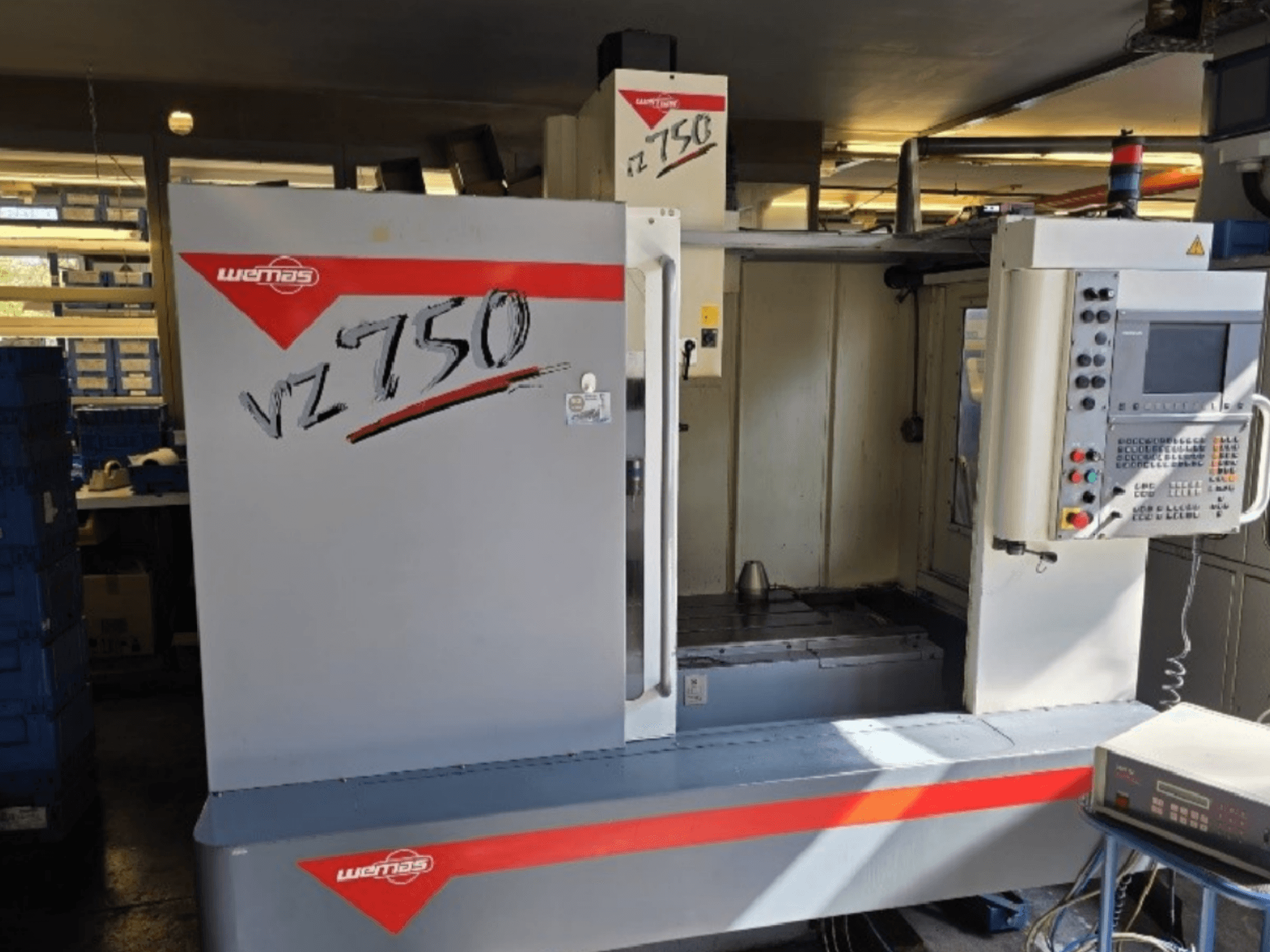 WEMAS VZ 750 CENTURY vertikal fleroperationsmaskin, framifrån med kontrollpanelen och arbetsytan.