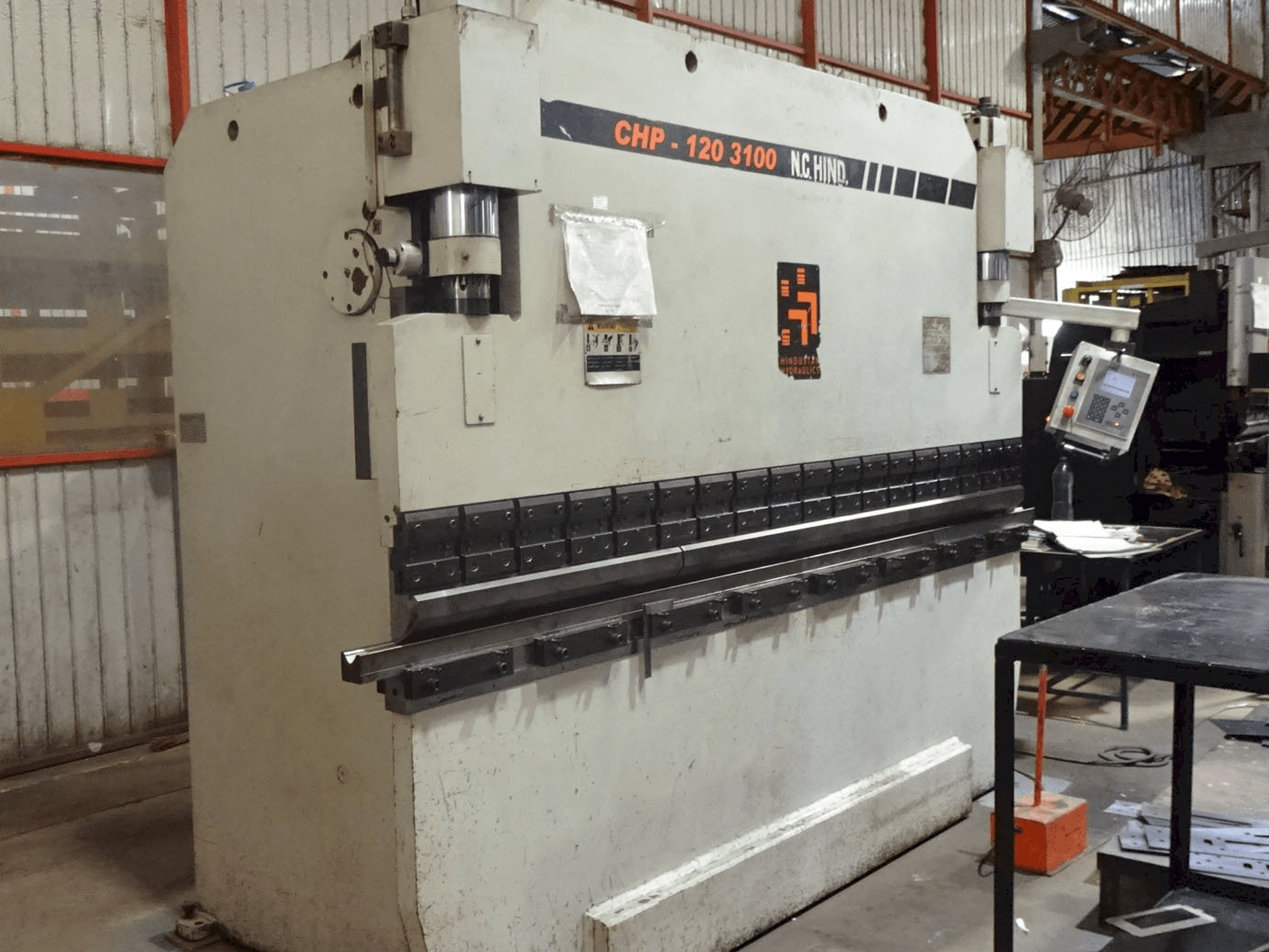Hindustan Hydraulics-maskinen sedd från vänsterCHP 120