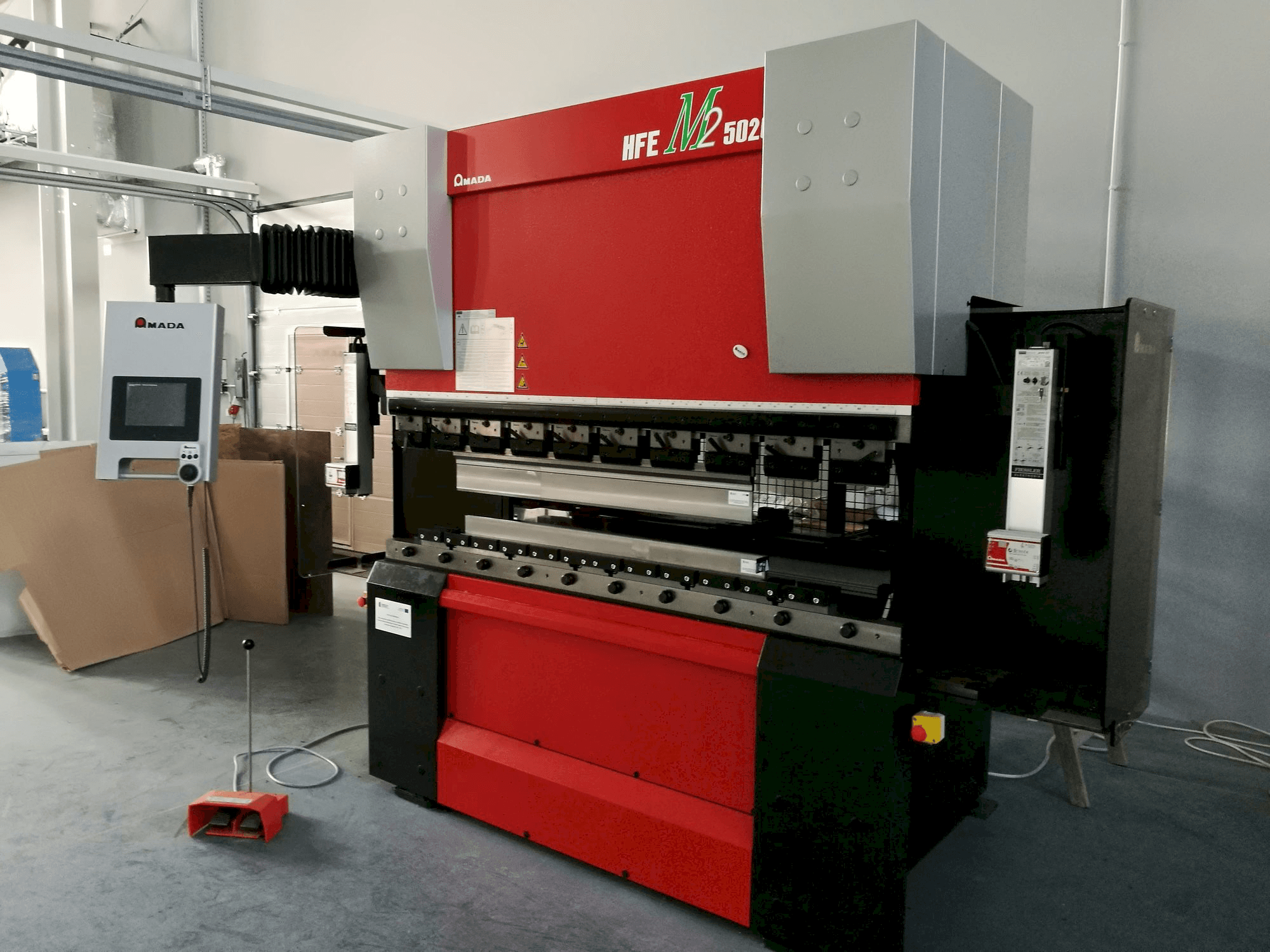 AMADA HFE M2 5020-maskinen framifrån