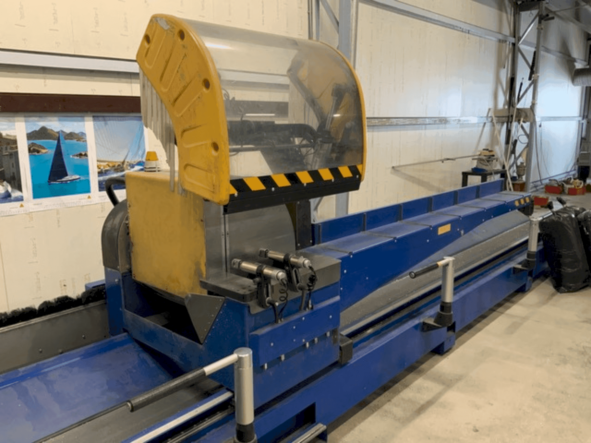 SCHÜCO PDG e-Cut 600-maskinen framifrån