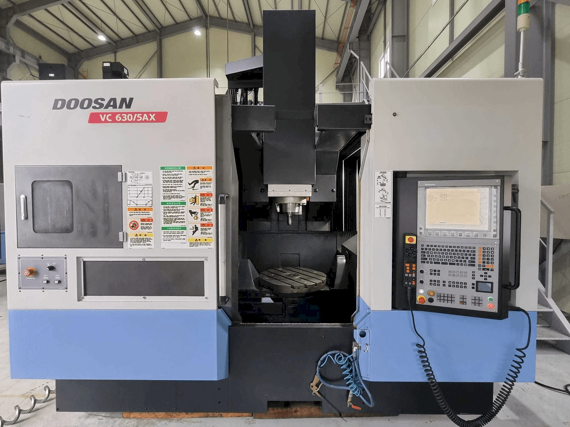 Doosan VC630/5AX-maskinen framifrån