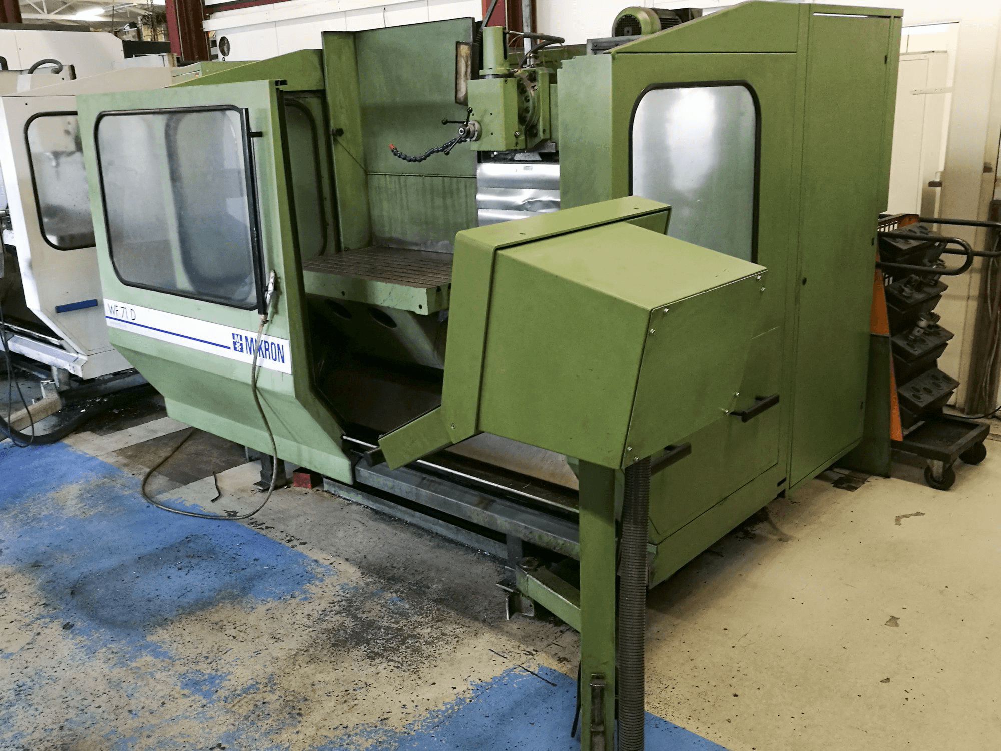 Mikron-maskinen sedd från högerWF-71 D