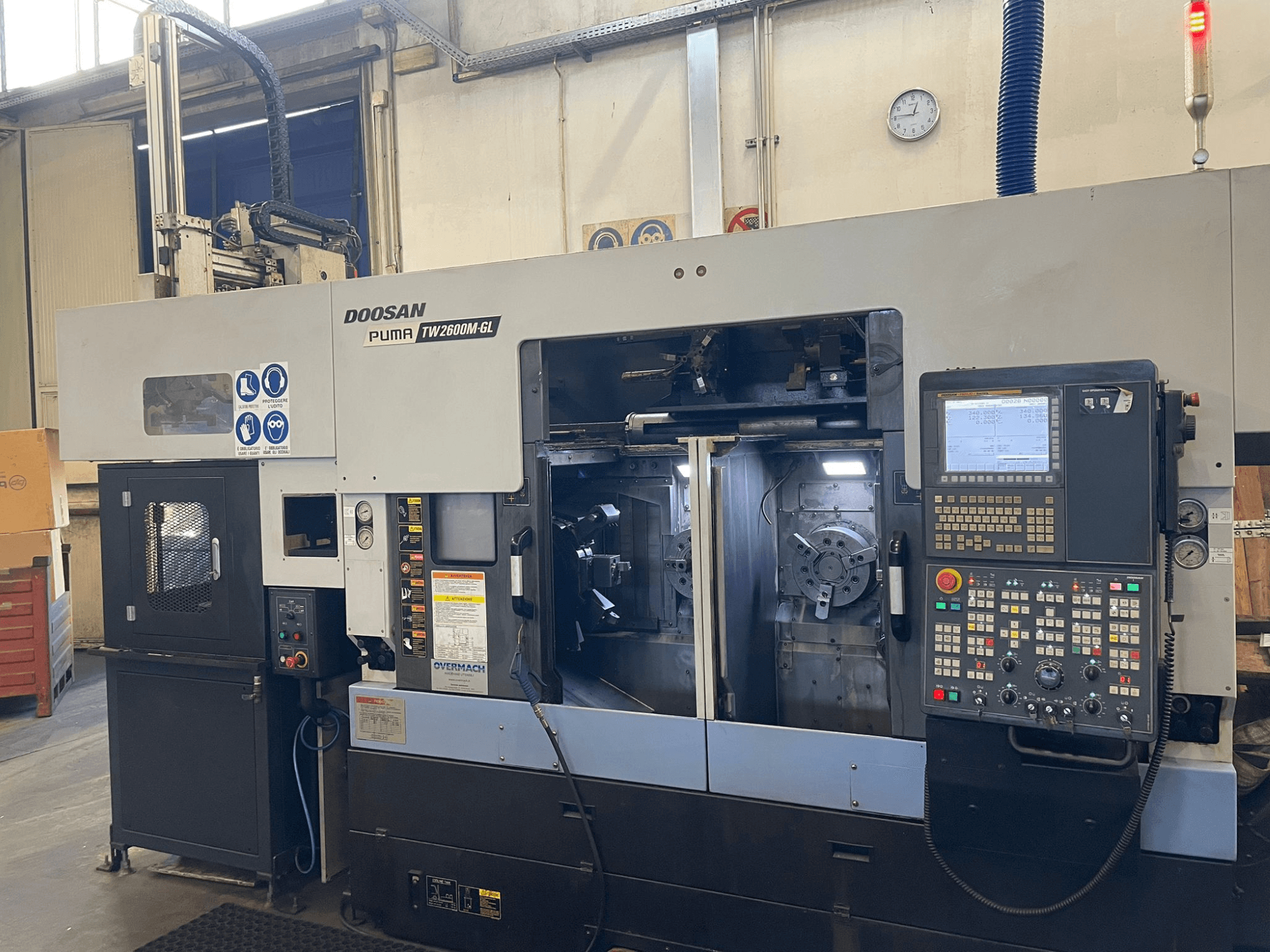 Doosan Puma TW2600M GL CNC-svarv, framifrån, visar digital kontrollpanel och maskininredning med verktygshållare.