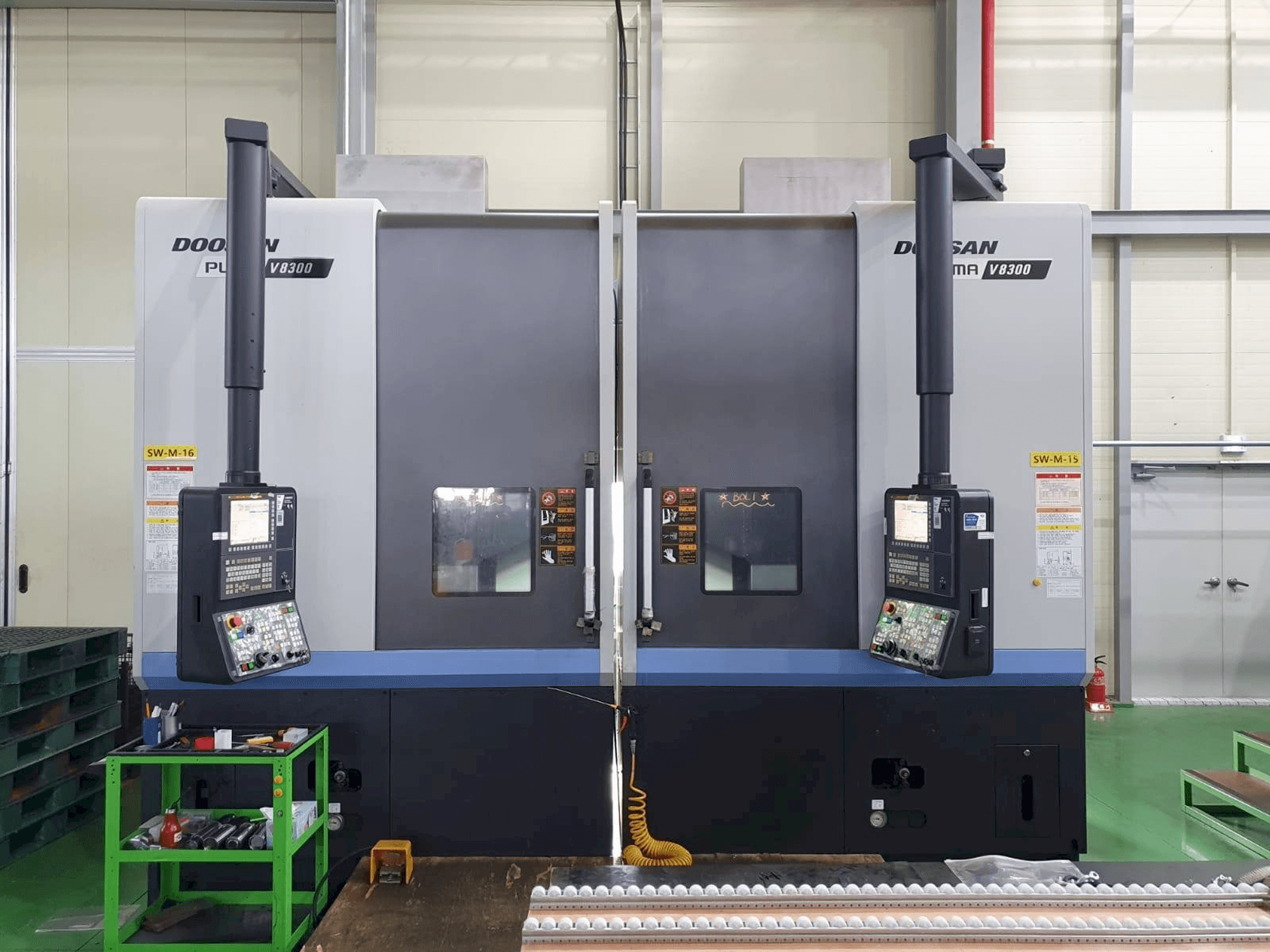 Doosan V8300R-maskinen framifrån