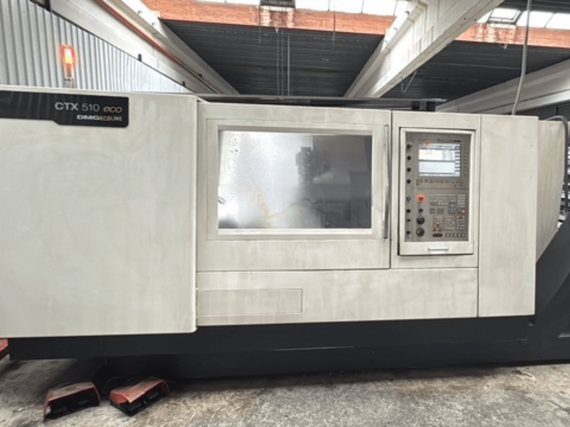 Horisontell svarv DMG CTX 510 ecoline, framifrån, där man ser kontrollpanelen och fönstret på maskinhuset.