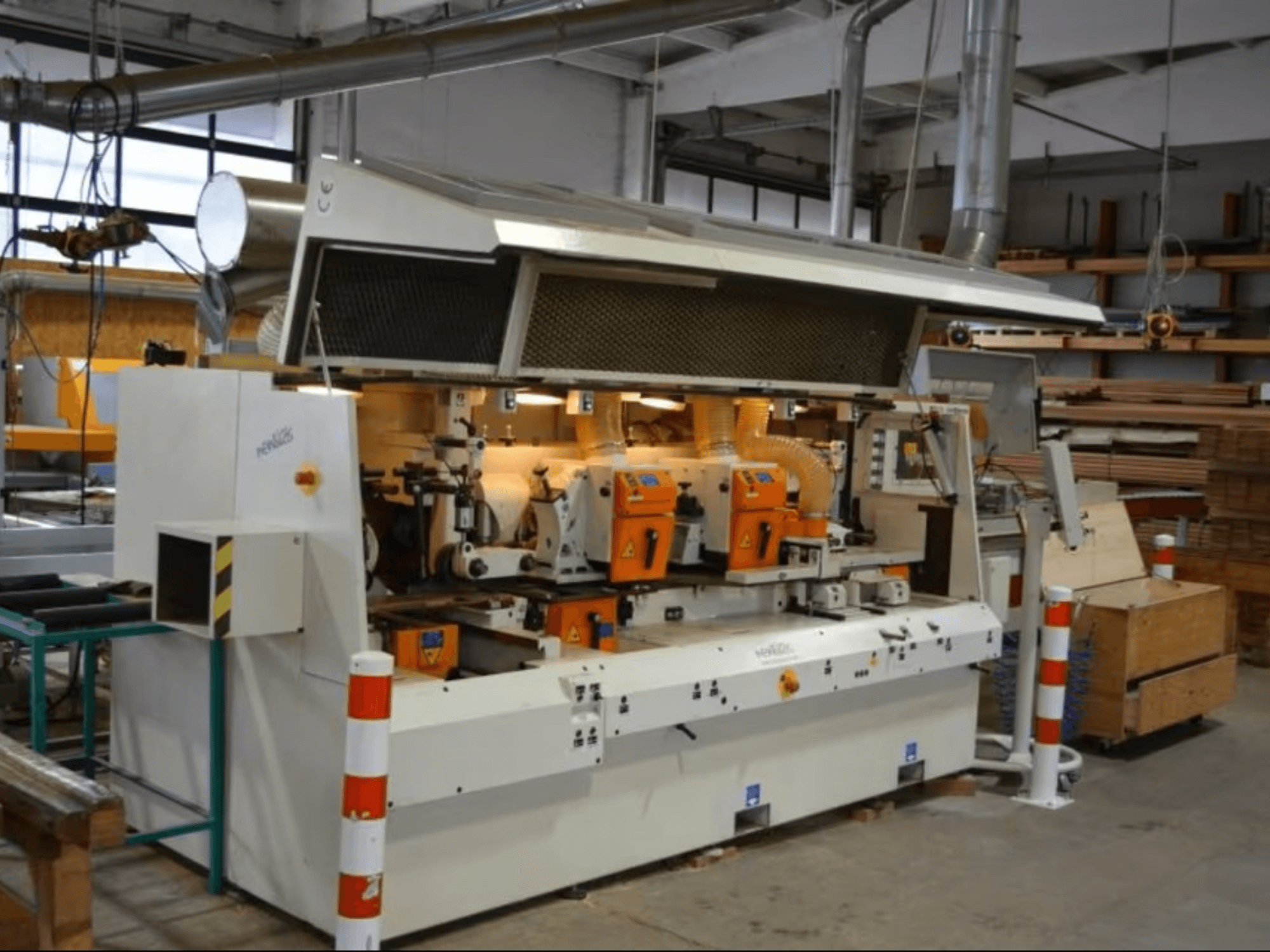 PENIGAS träbearbetningsmaskin, framifrån, med dubbla orange kaphuvuden och dammutsugningssystem i en verkstadsmiljö.