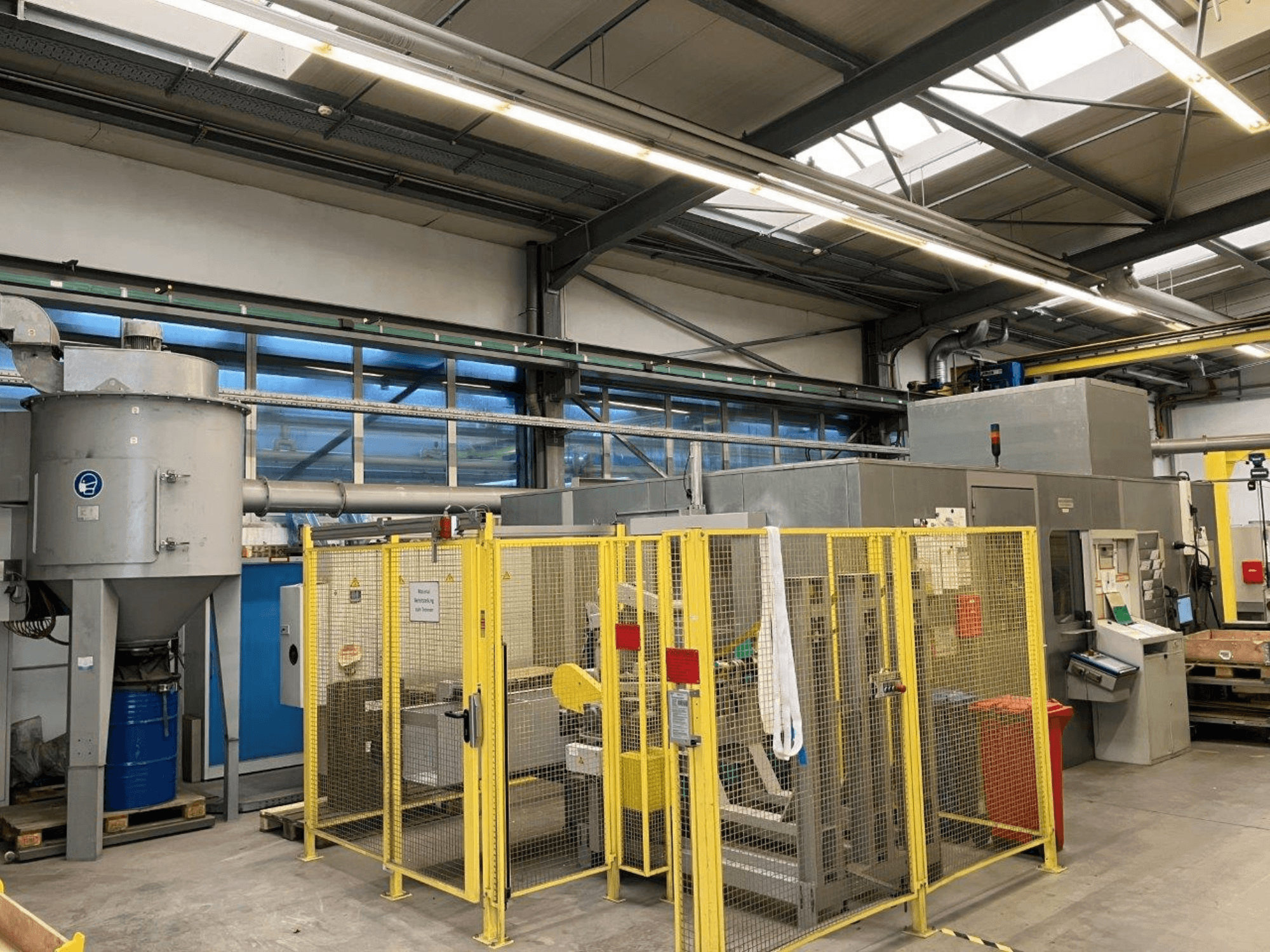 Centerless slipmaskin HARALD BAUGMARTEN TM 400 S, framifrån med synlig skyddshölje och utsugssystem.