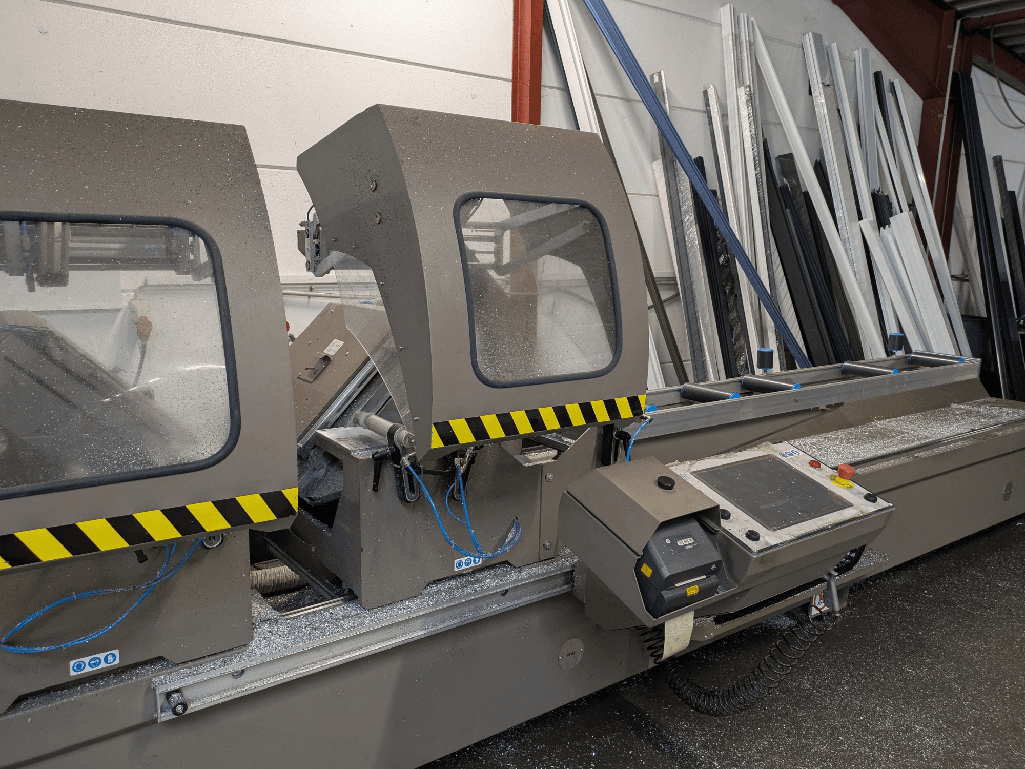 PERTICI 600TSE cirkelsåg för metall i framifrånvy, med säkerhetsglaspaneler och manöverpanel med knappar och kabeldragning.