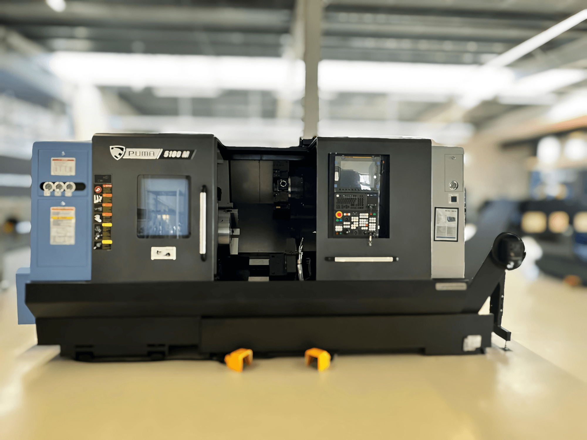 Frontvy av DN SOLUTIONS PUMA 5100 MB svarv- och fräscenter, som visar kontrollpanelen och bearbetningsområdet.