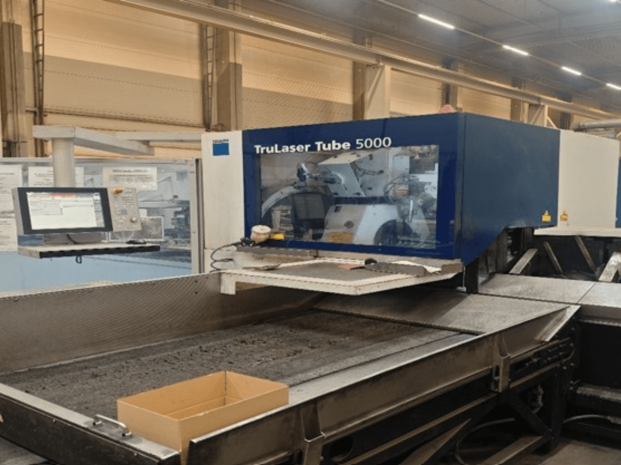 TRUMPF TruLaser Tube 5000 sett framifrån, med kontrollpanelen och skärområdet som möjliggör precisa rörskärningsarbeten.