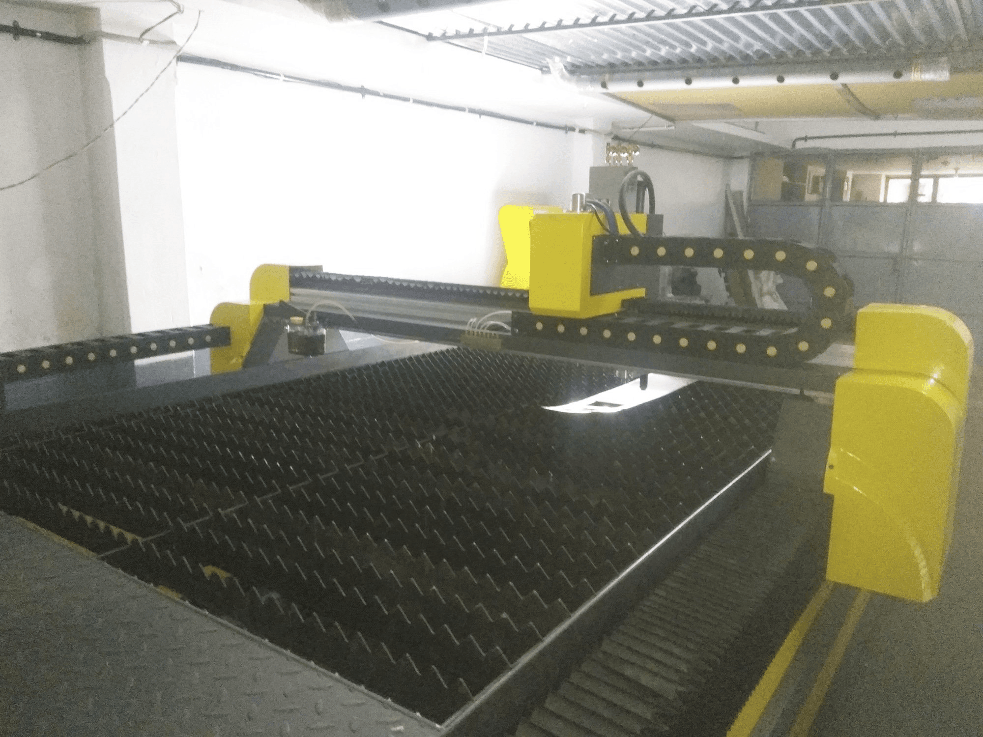 Hypertherm-maskinen sedd från högerINTECUT-HT