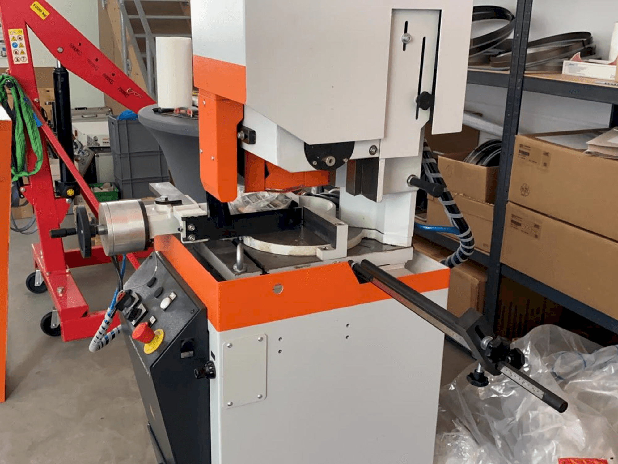 KASTO Radial U7-maskinen sedd från vänster sida