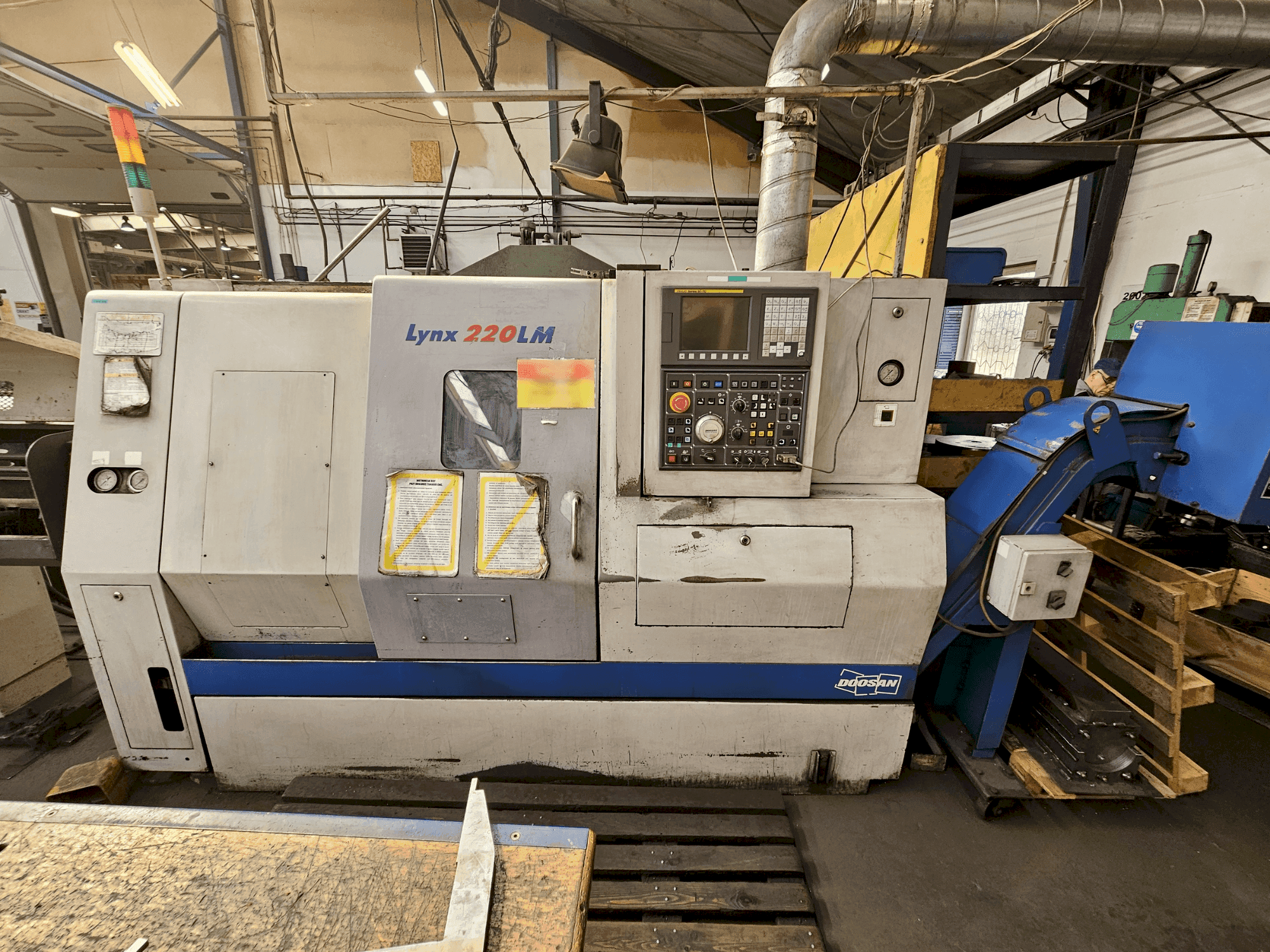 DOOSAN LYNX 220LMA-maskinen framifrån