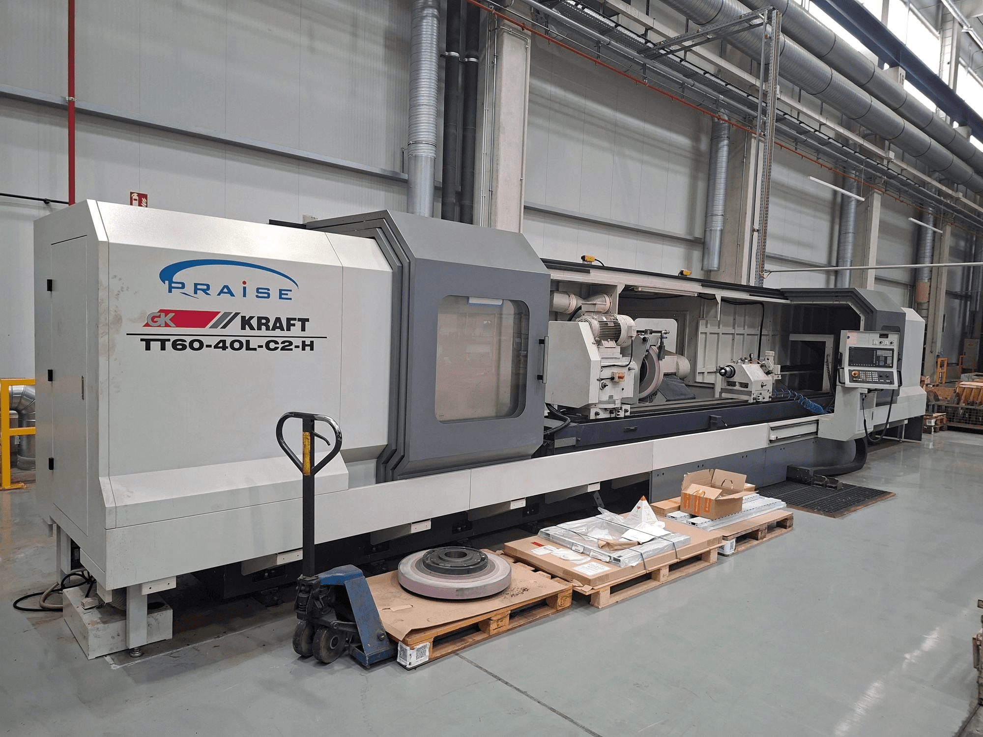 KRAFT TT60-40L-C2-H cylindrisk slipmaskin, sidovy, som visar manöverorganen och slipskivan i en verkstadsmiljö.