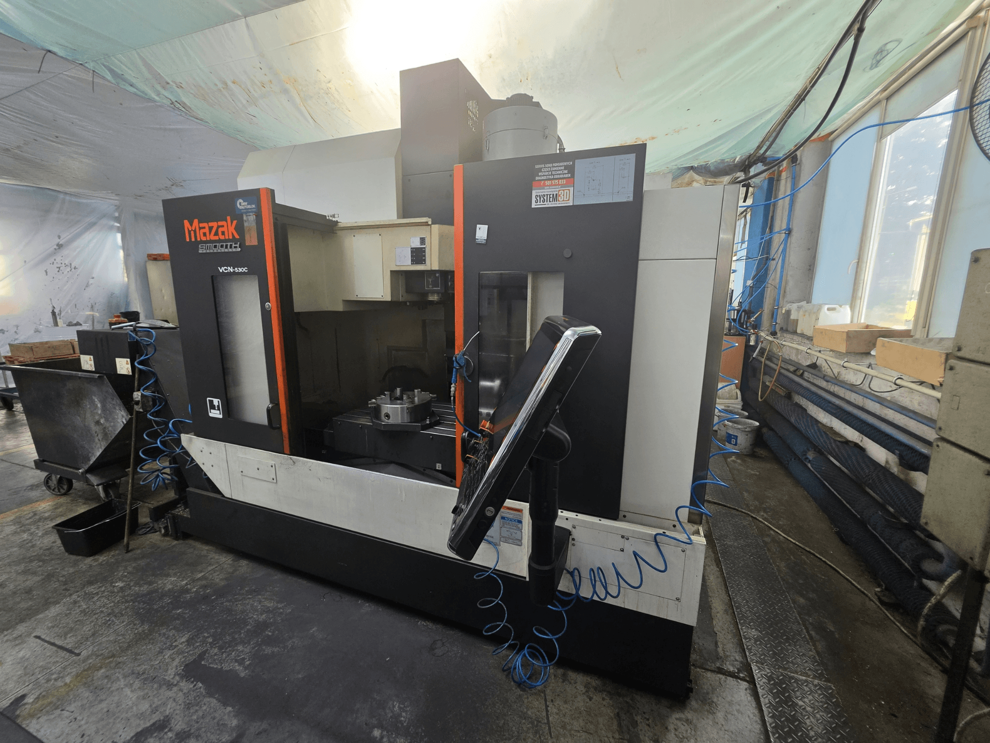 Mazak VCN-530C vertikalt bearbetningscenter sett framifrån, med kontrollpanelen, arbetsområdet och verktygshållaren i förgrunden.